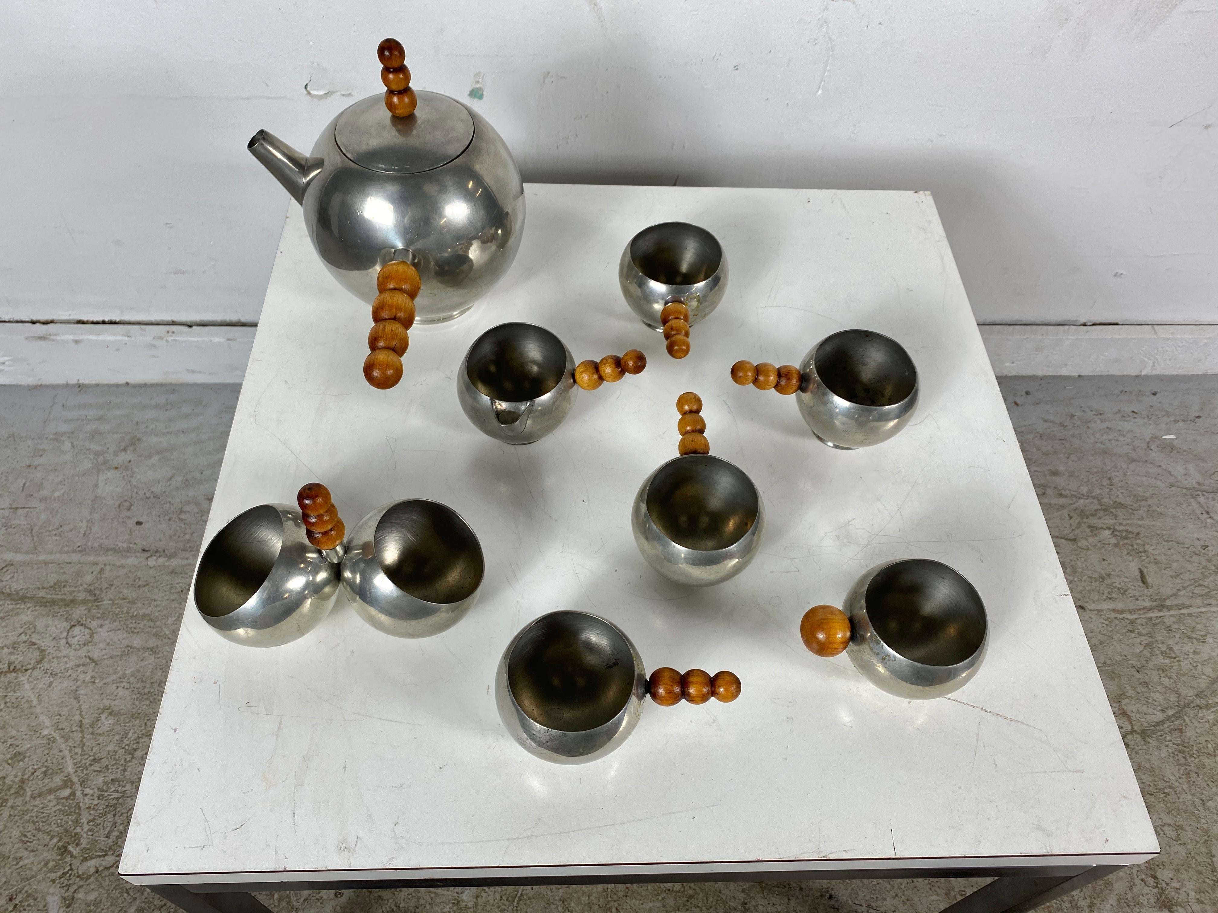 Américain Service à thé de 8 pièces Art Déco et moderniste inhabituel, motif boule en chrome ou en bois en vente