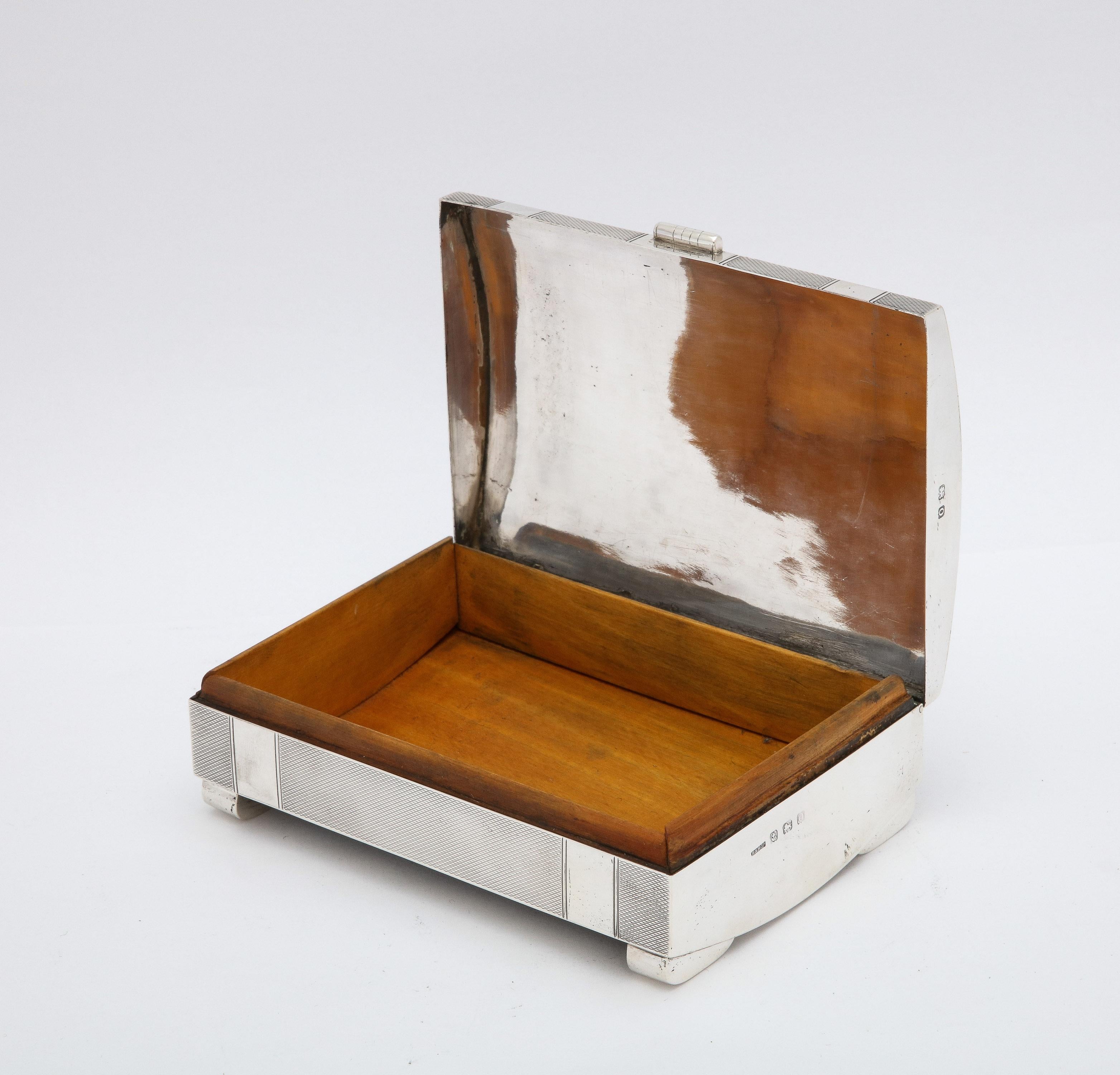 Ungewöhnliche Art-Déco-Tischschachtel aus Sterlingsilber mit Scharnier-Deckel, Art déco im Angebot 9