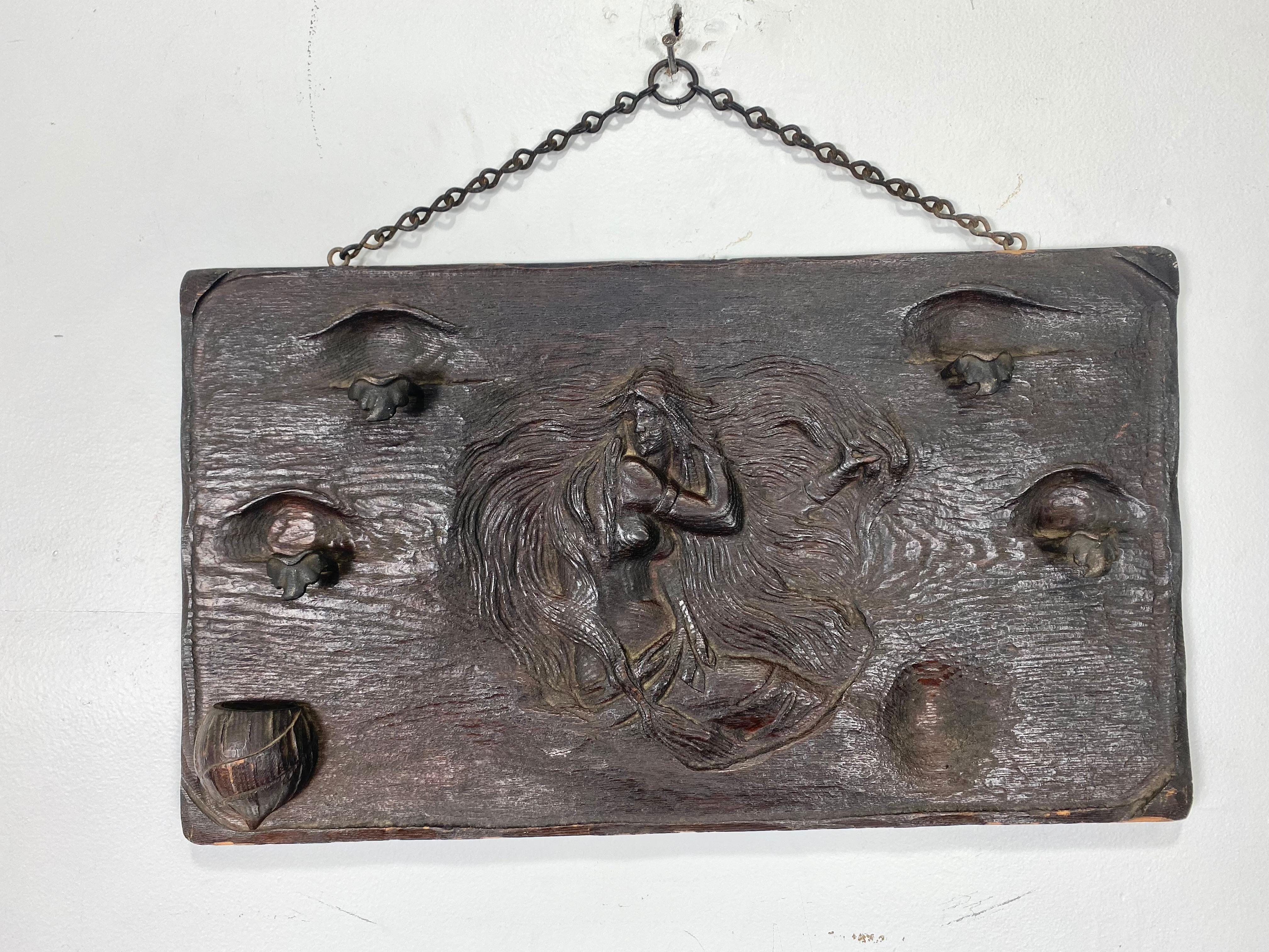 Ungewöhnliche Jugendstil-Wandtafel aus geschnitztem Holz und Metall mit Pfeifenhalter, Frau (Frühes 20. Jahrhundert) im Angebot