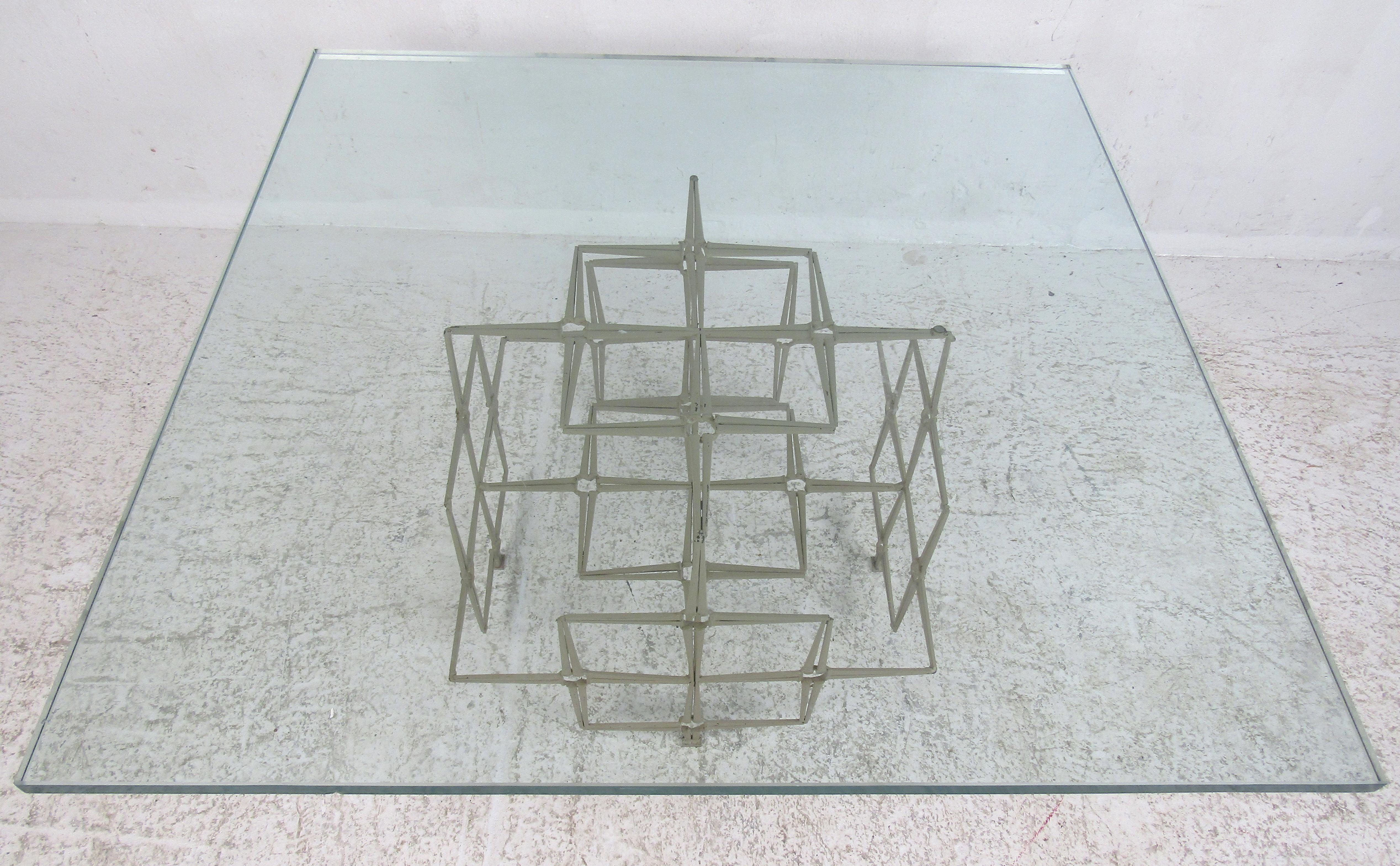 Milieu du XXe siècle Table basse vintage en verre faite par un artiste et fabriquée avec des clous en vente