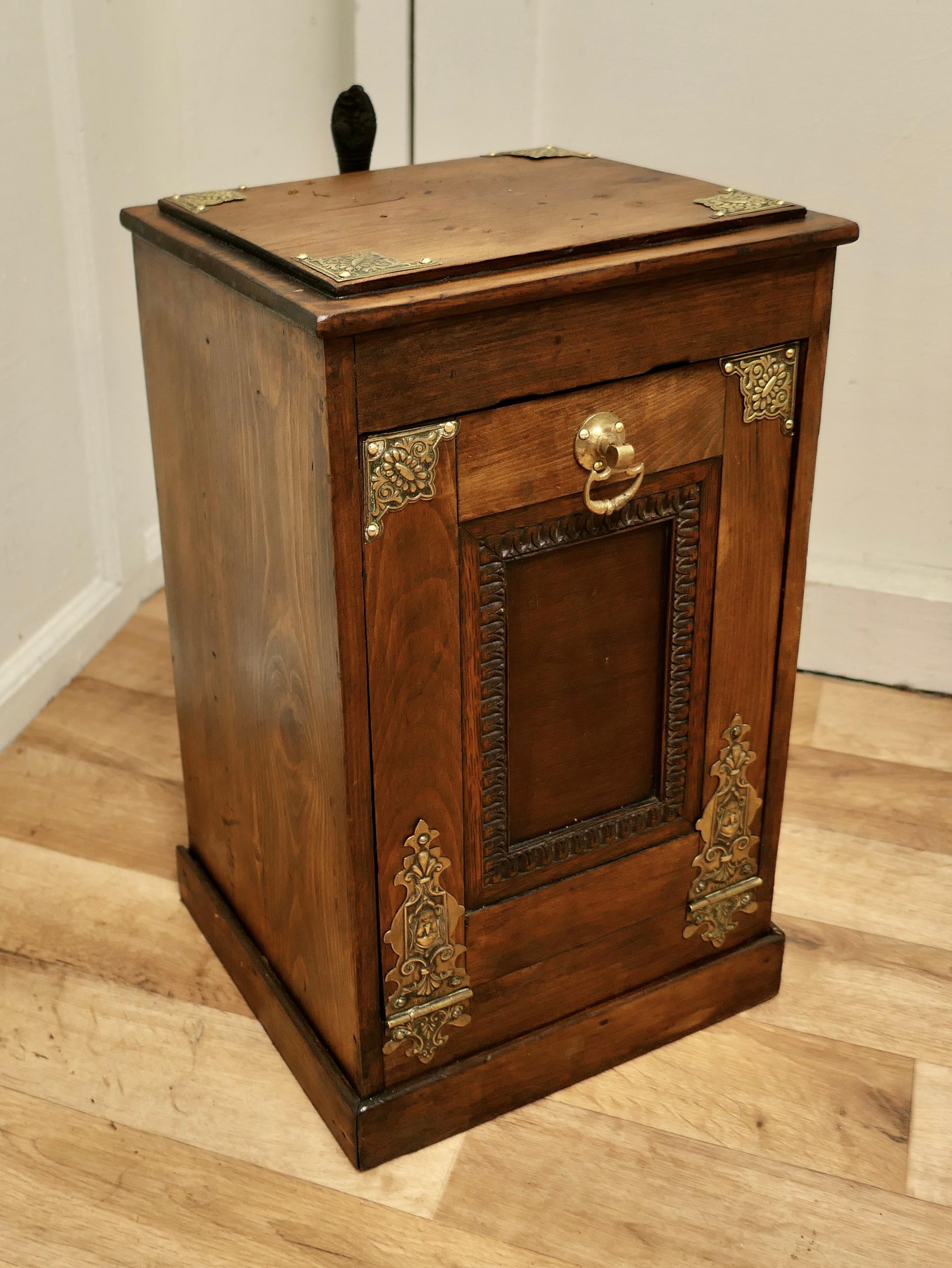 Unusual Arts and Crafts Dark Pine Purdonium, Coal Box In Good Condition For Sale In Chillerton, Isle of Wight