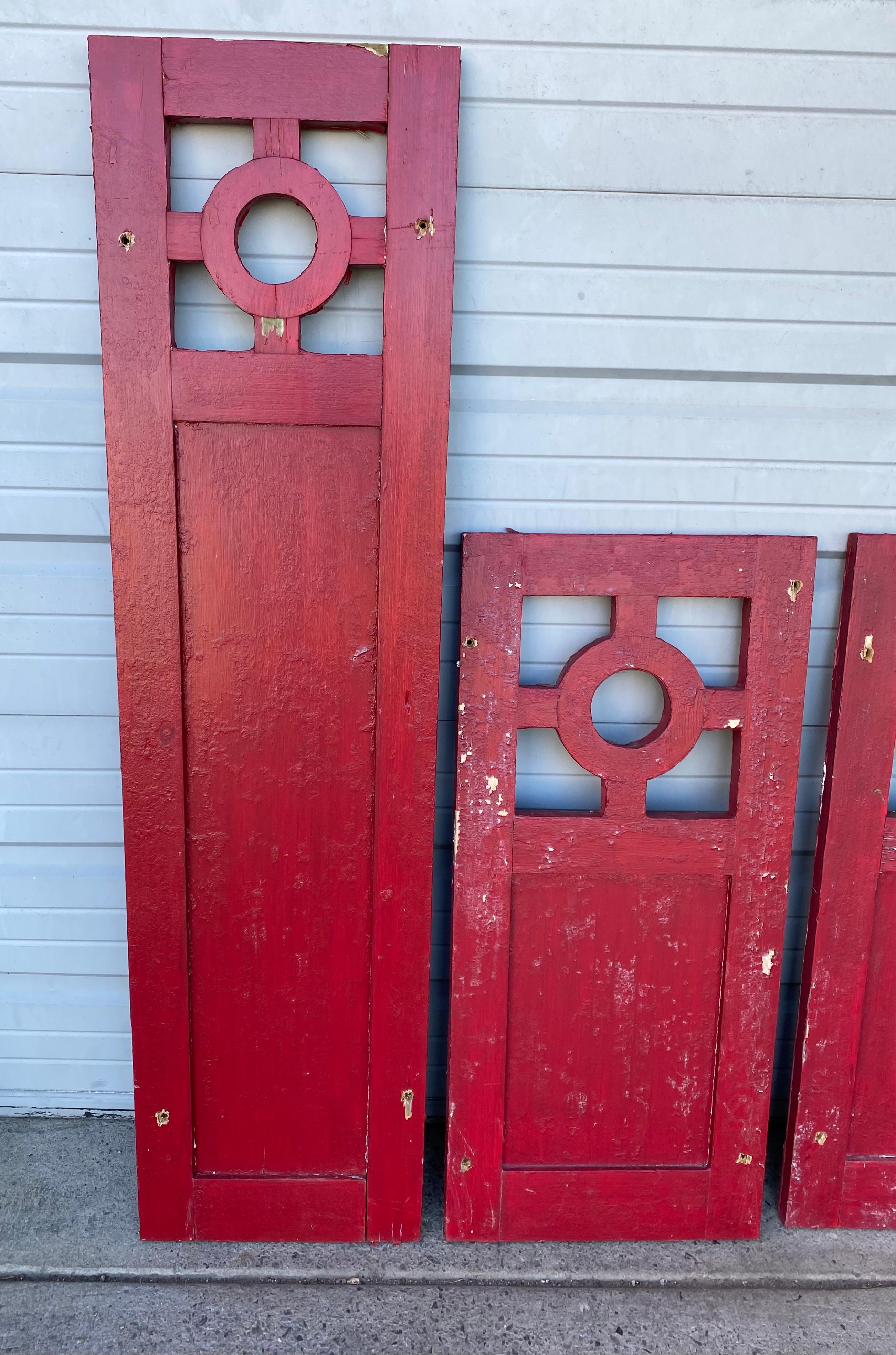 Ungewöhnliche Arts and Crafts-Hausaufhänger, alte rote Farbe im Zustand „Starke Gebrauchsspuren“ im Angebot in Buffalo, NY
