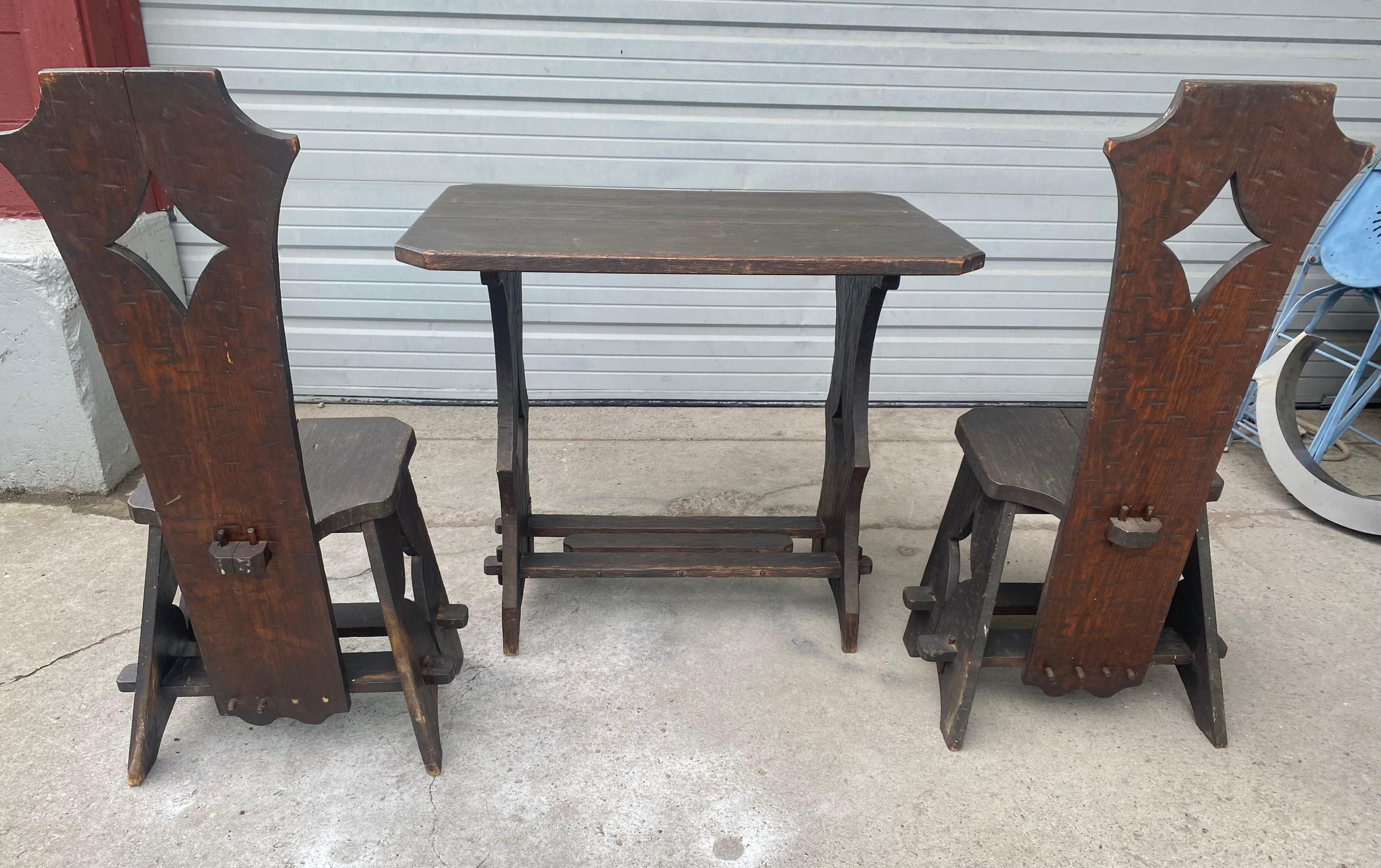 Insolite  Table et chaises de pub Arts and Crafts à la manière de Limbert Abîmé - En vente à Buffalo, NY
