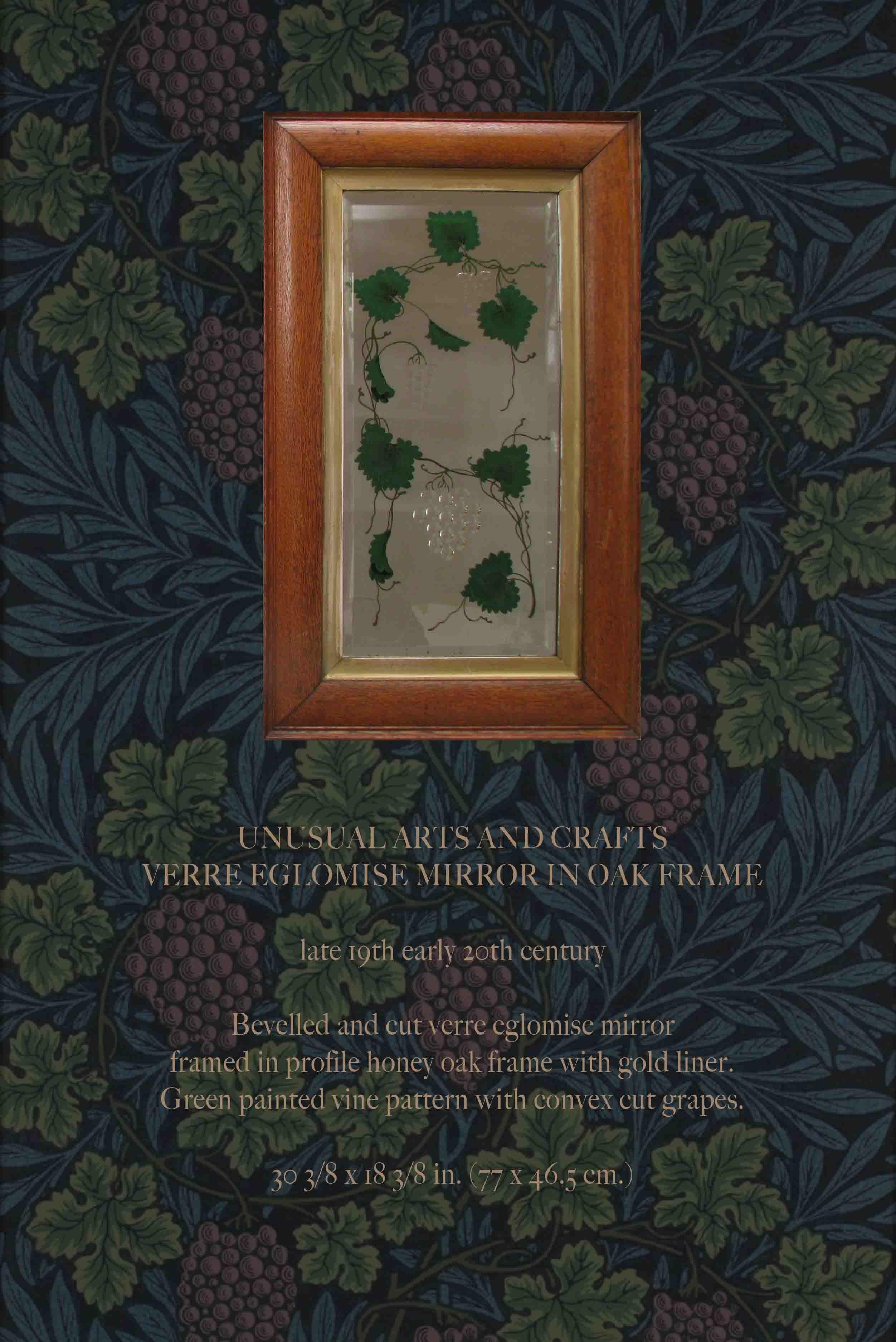 Artisanat insolite
Miroir en Verre Eglomisé dans un cadre en chêne

Fin du 19ème siècle, début du 20ème siècle.

Miroir en verre eglomisé biseauté et coupé
encadré dans un cadre profilé en chêne miel avec une doublure dorée.
Motif de vigne