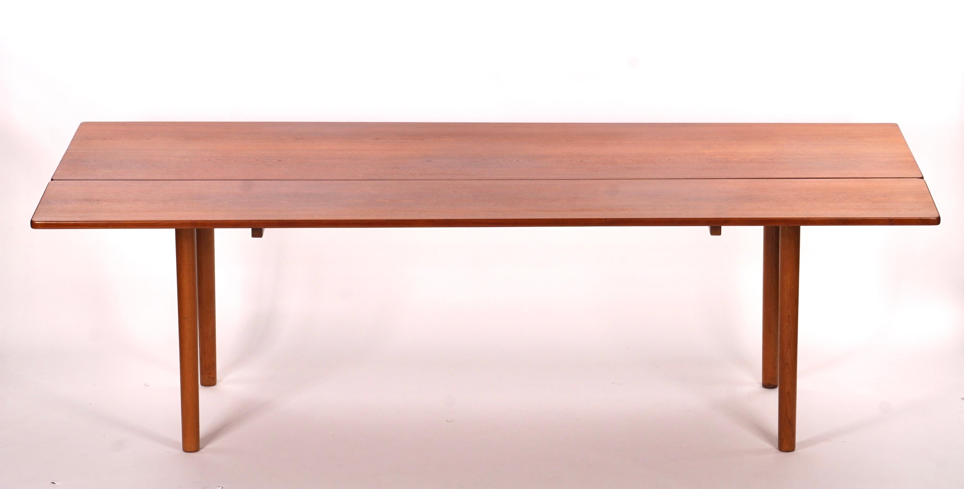 Insolite Asymétrique  Borg Mogensen Long Harvest Dining Table w/ 2 Drop Leaves en vente 2