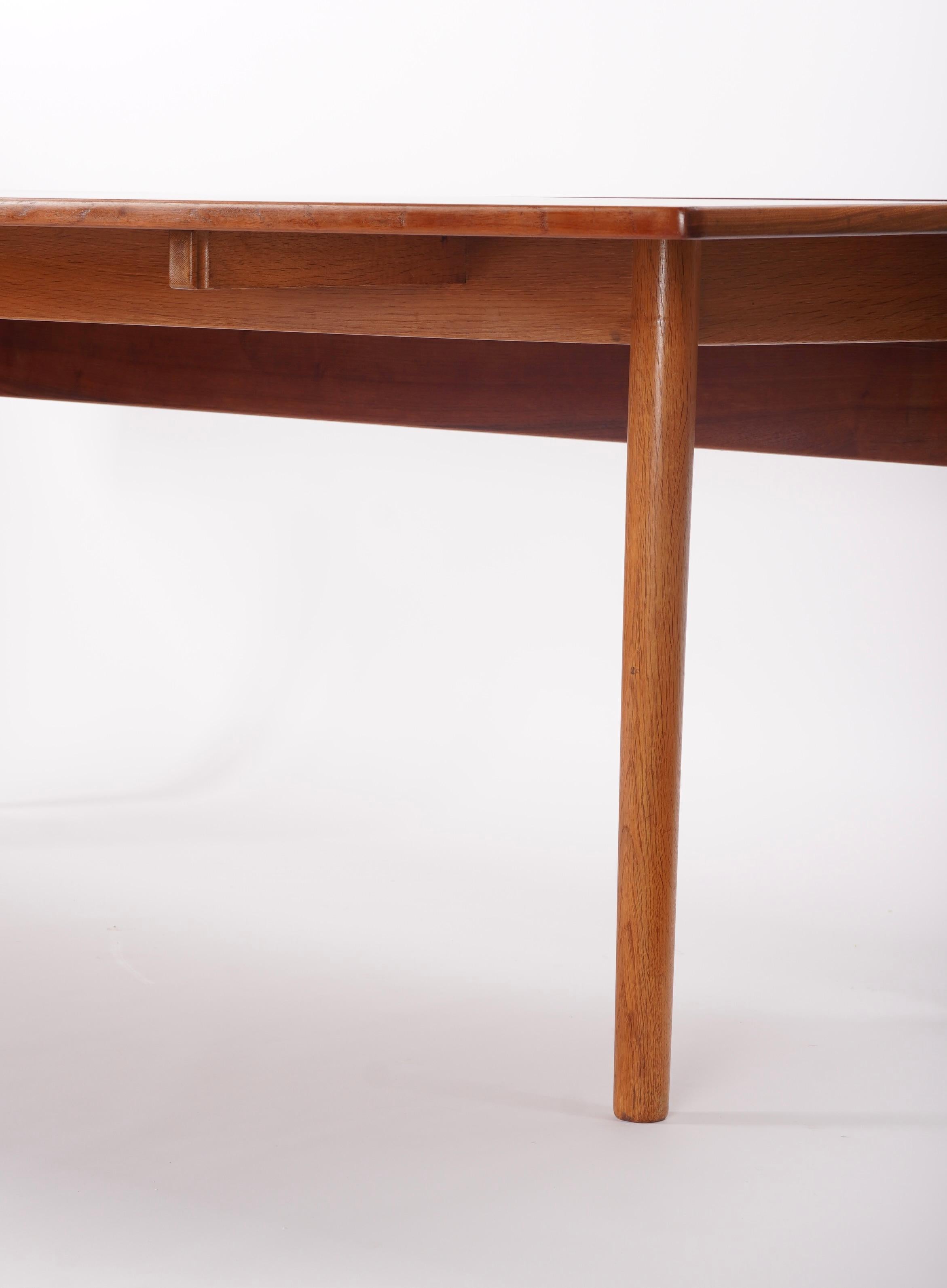 Insolite Asymétrique  Borg Mogensen Long Harvest Dining Table w/ 2 Drop Leaves en vente 3