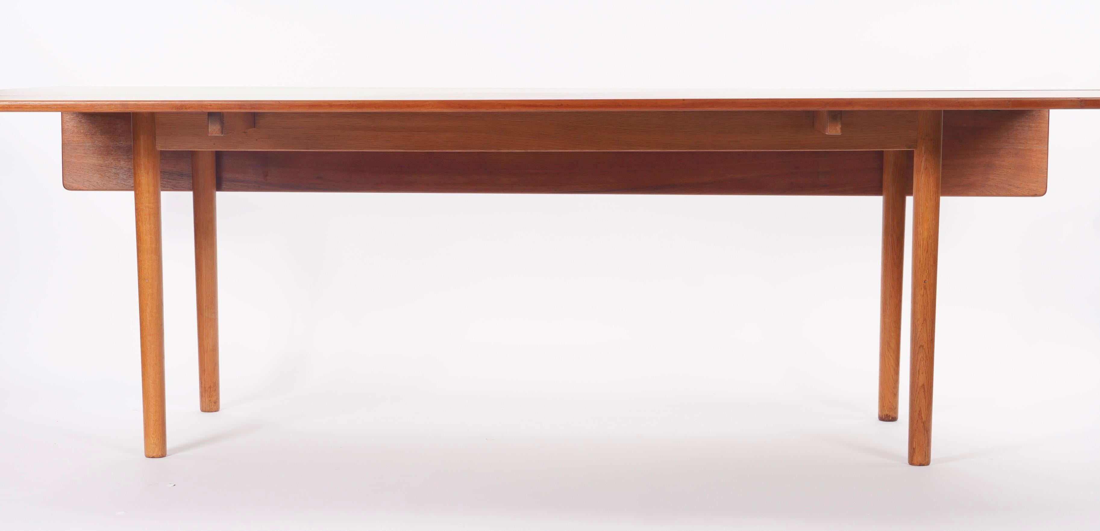 Insolite Asymétrique  Borg Mogensen Long Harvest Dining Table w/ 2 Drop Leaves en vente 4