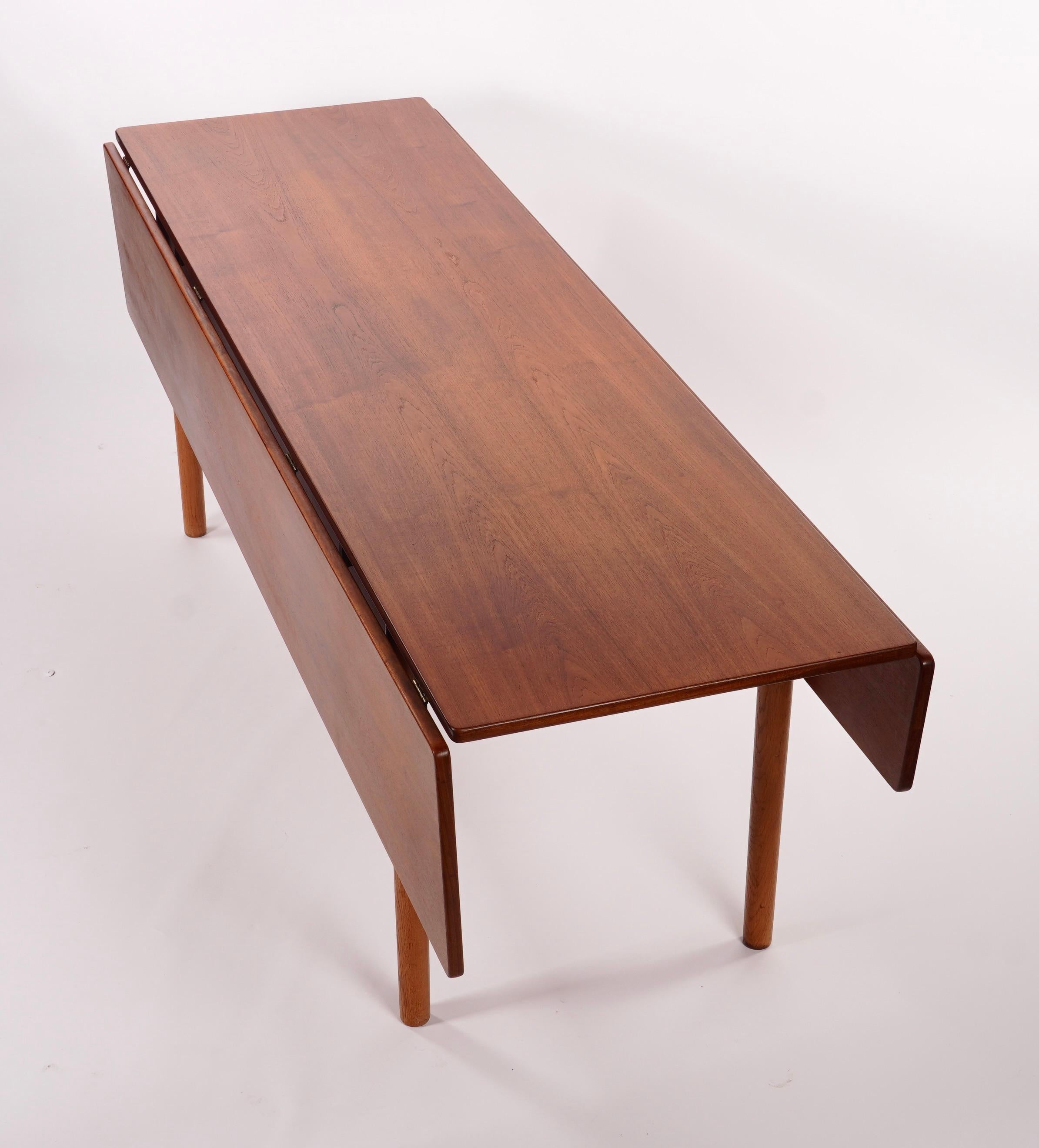 Rare et inhabituelle table de salle à manger à feuilles tombantes de Borg en teck ancien pour le plateau et en chêne pour la base. Une conception très inhabituelle : un côté est moins profond que l'autre, ce qui permet de gagner de l'espace à
