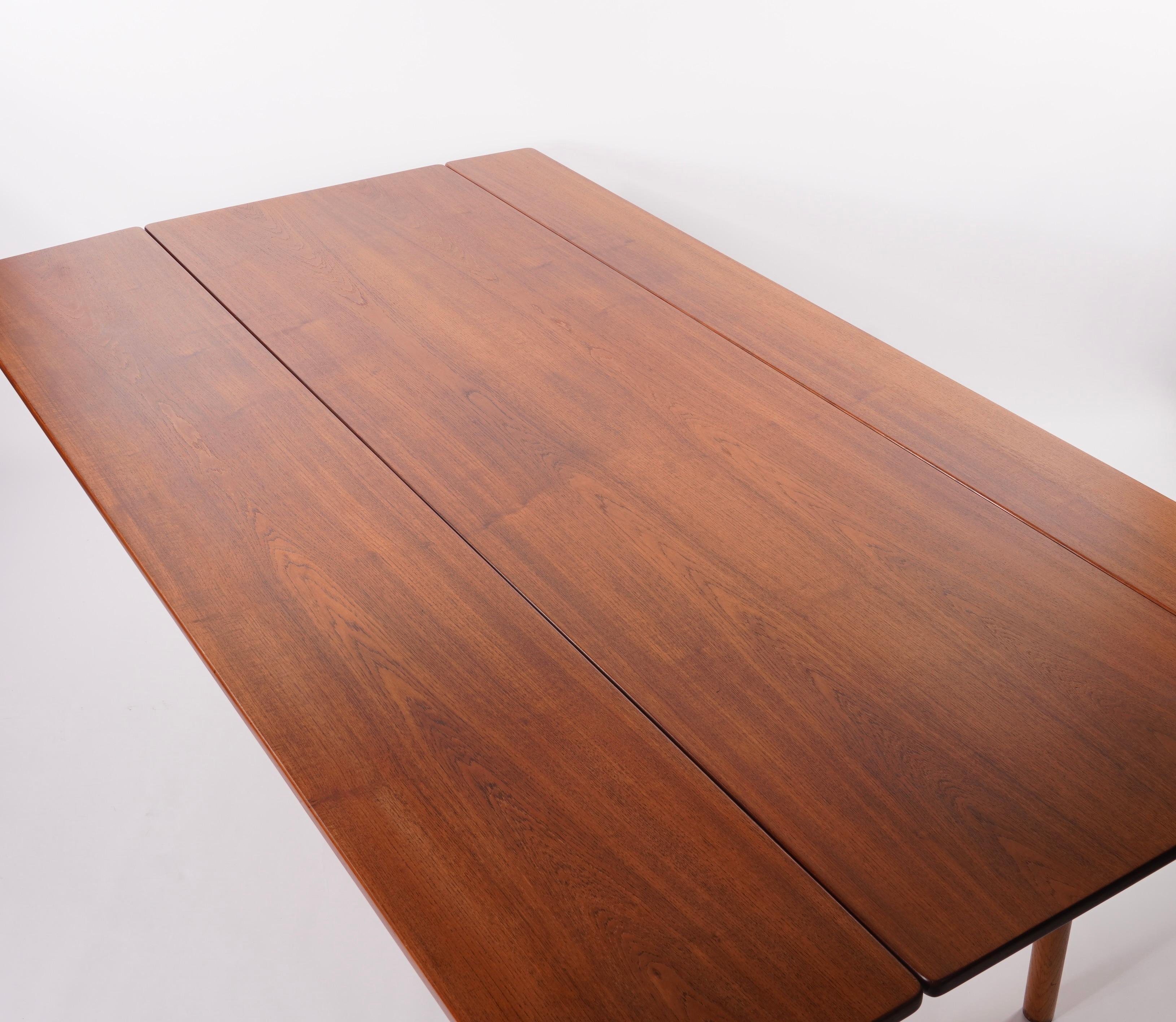 Scandinave moderne Insolite Asymétrique  Borg Mogensen Long Harvest Dining Table w/ 2 Drop Leaves en vente