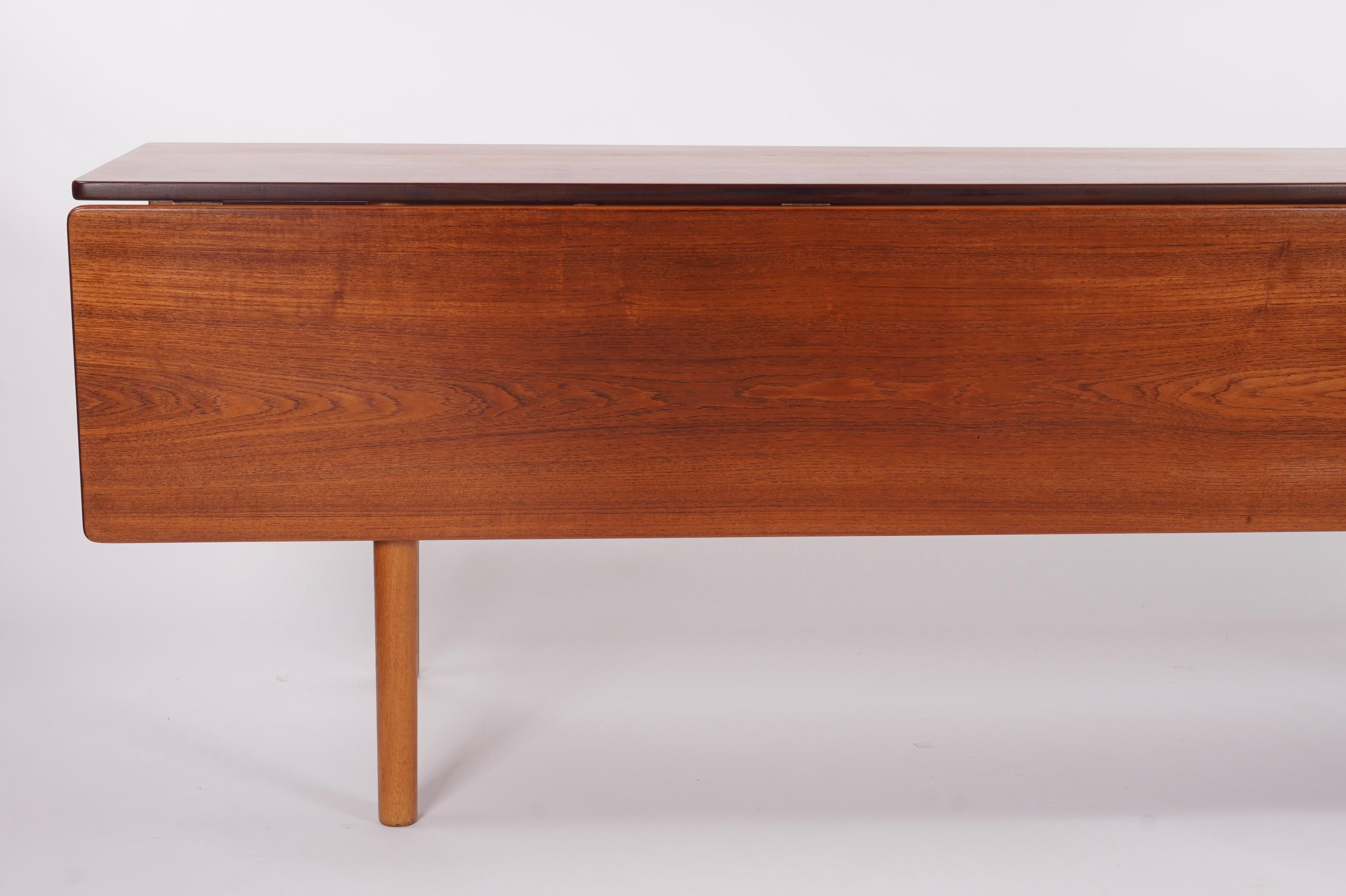 Danois Insolite Asymétrique  Borg Mogensen Long Harvest Dining Table w/ 2 Drop Leaves en vente