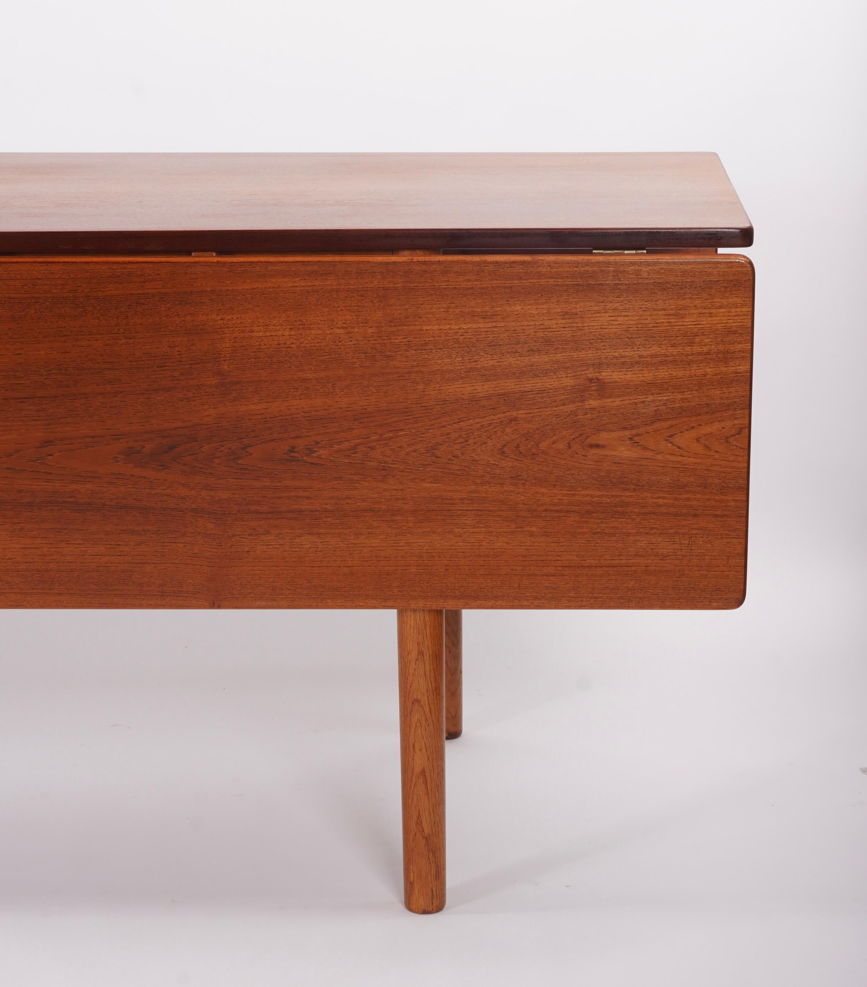 Fait main Insolite Asymétrique  Borg Mogensen Long Harvest Dining Table w/ 2 Drop Leaves en vente