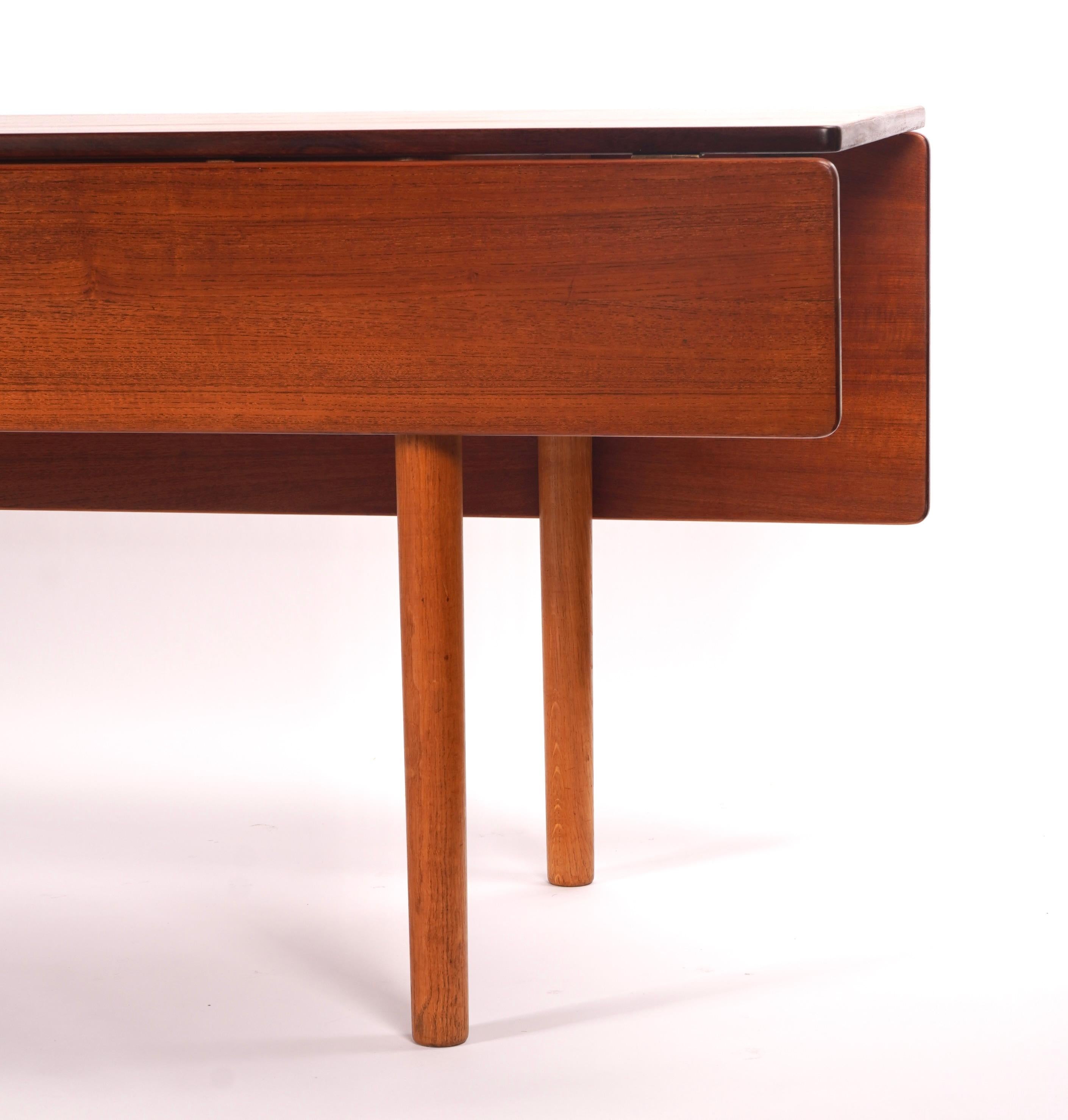 Milieu du XXe siècle Insolite Asymétrique  Borg Mogensen Long Harvest Dining Table w/ 2 Drop Leaves en vente