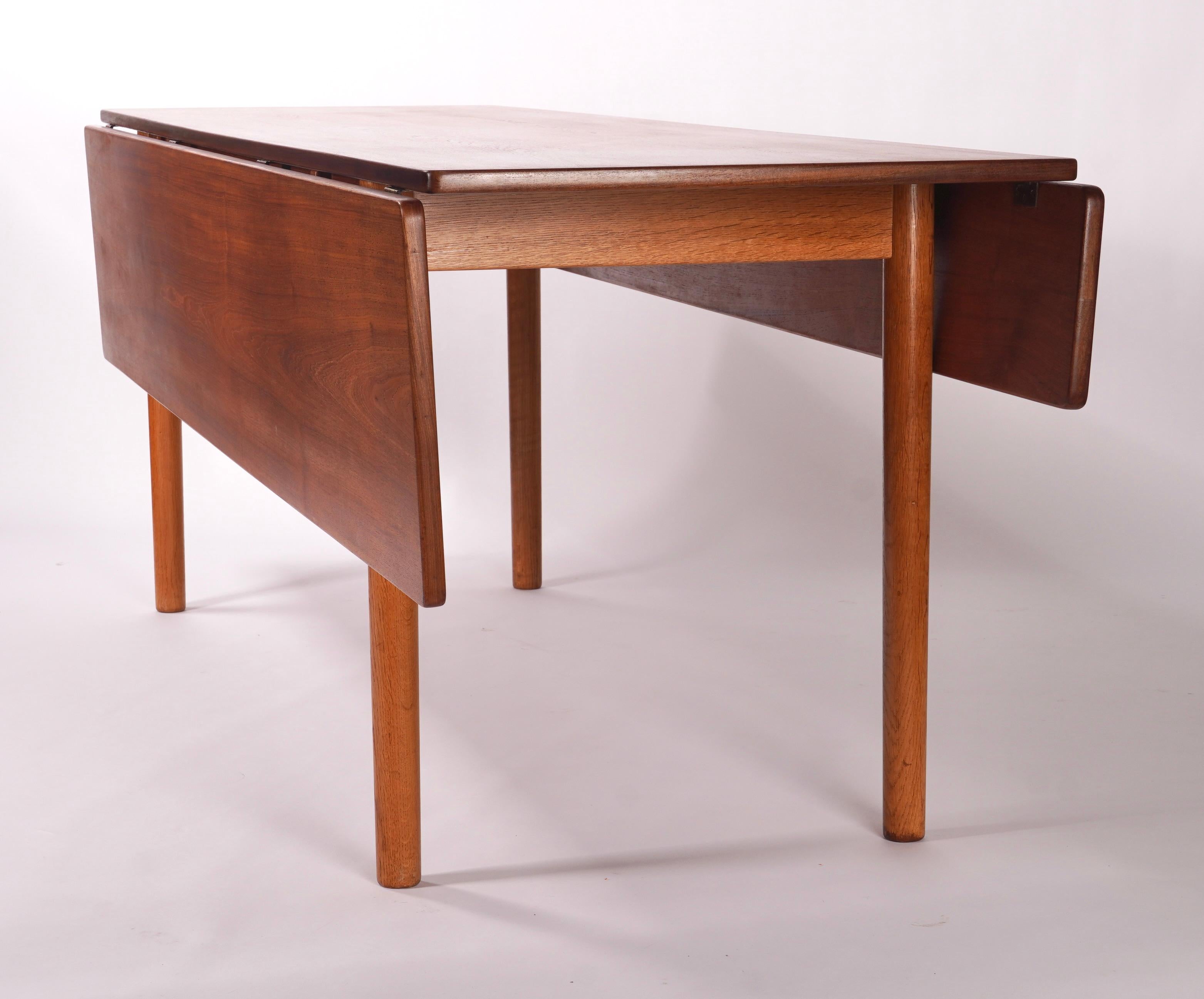 Insolite Asymétrique  Borg Mogensen Long Harvest Dining Table w/ 2 Drop Leaves en vente 1