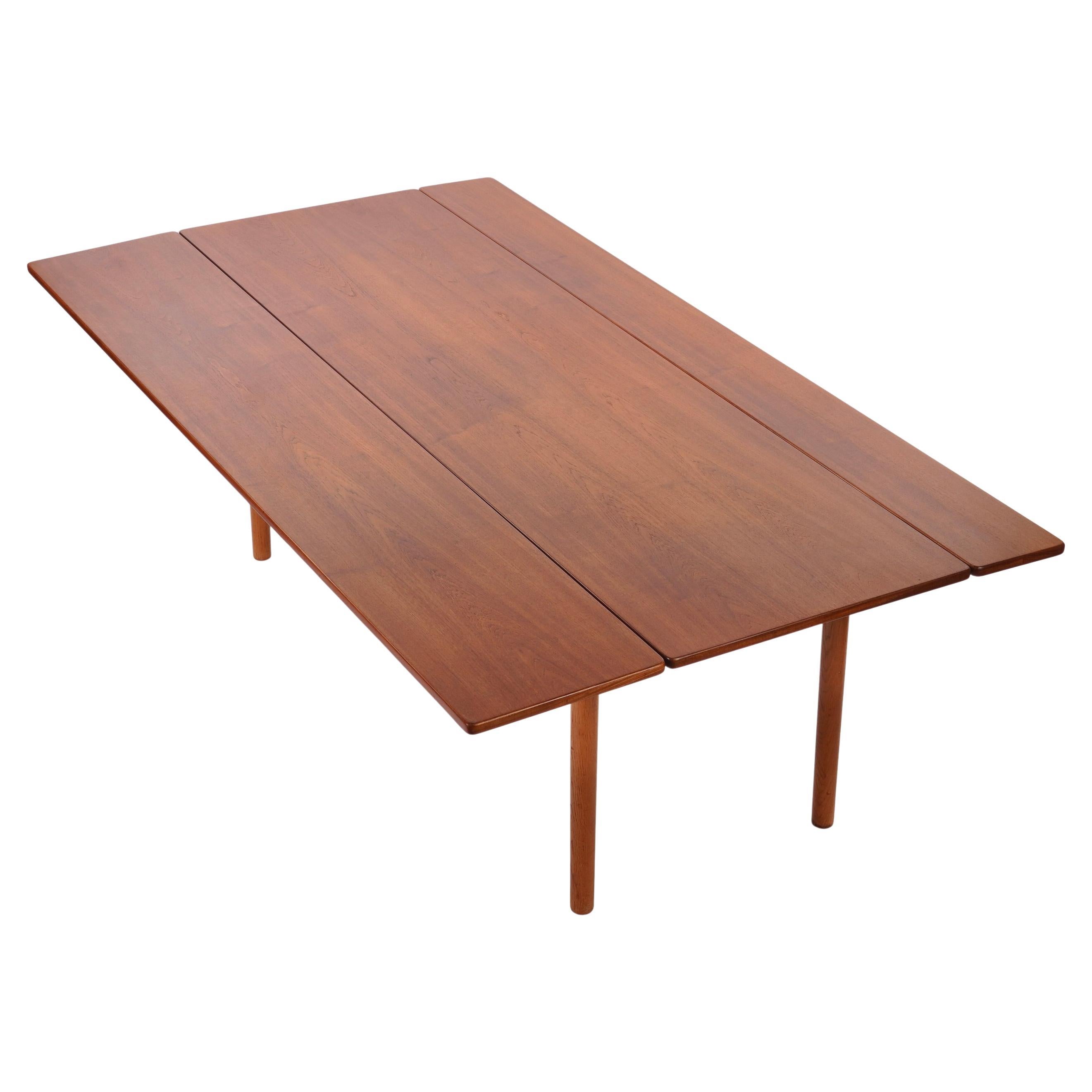 Insolite Asymétrique  Borg Mogensen Long Harvest Dining Table w/ 2 Drop Leaves en vente