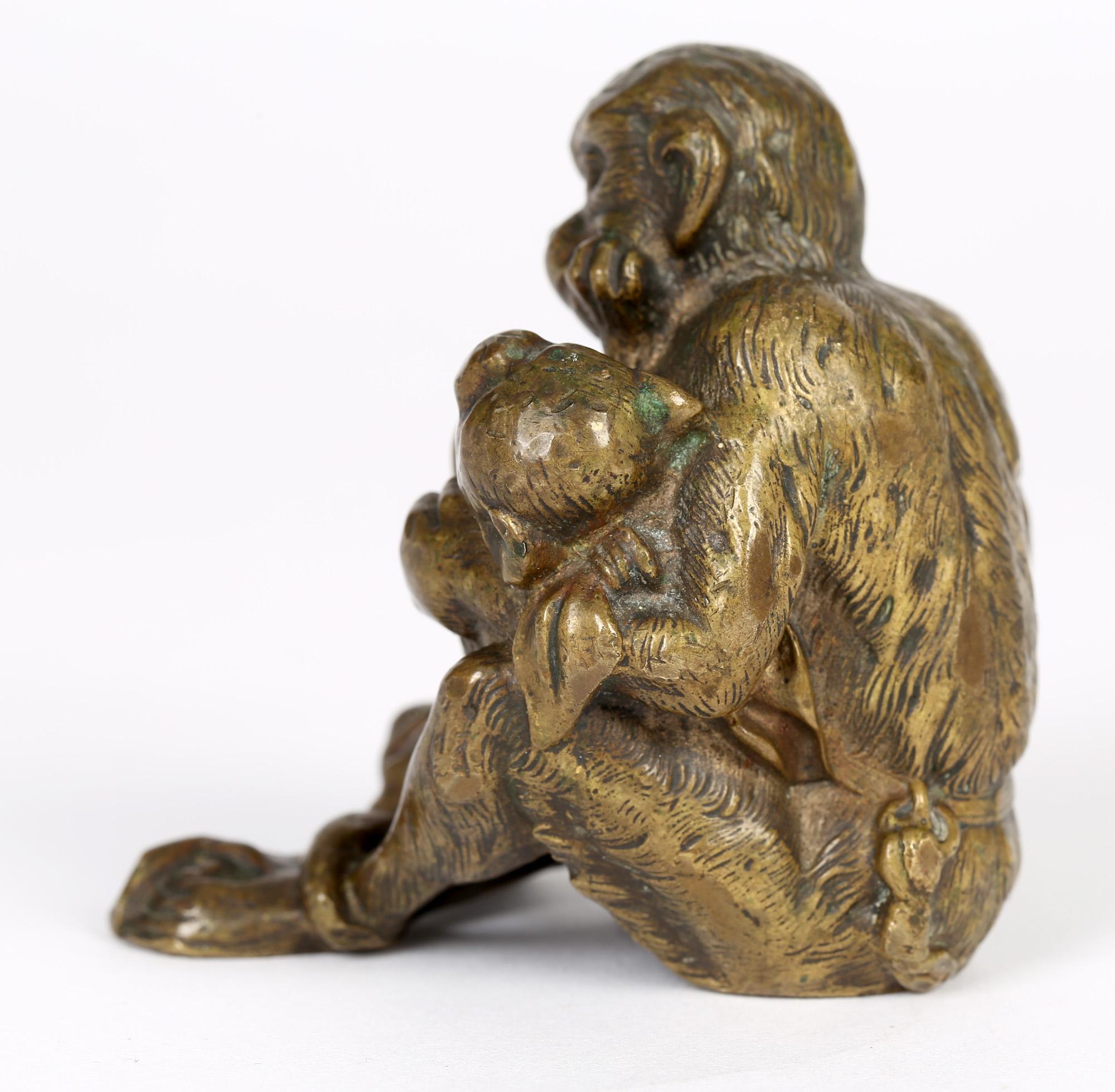 Sculpture autrichienne inhabituelle en bronze d'un singe nourrissant un bébé, fantaisie en vente 1