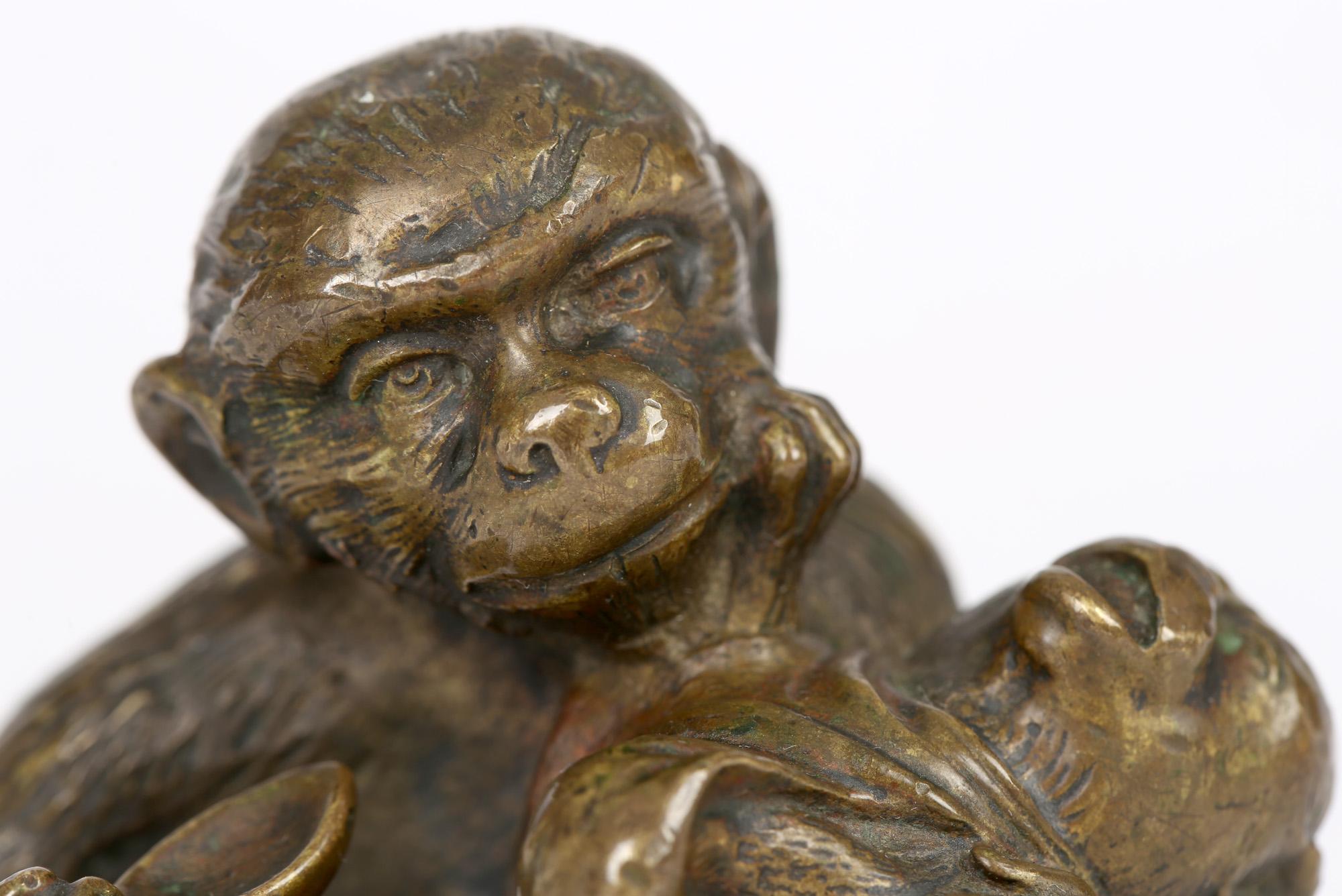Art nouveau Sculpture autrichienne inhabituelle en bronze d'un singe nourrissant un bébé, fantaisie en vente