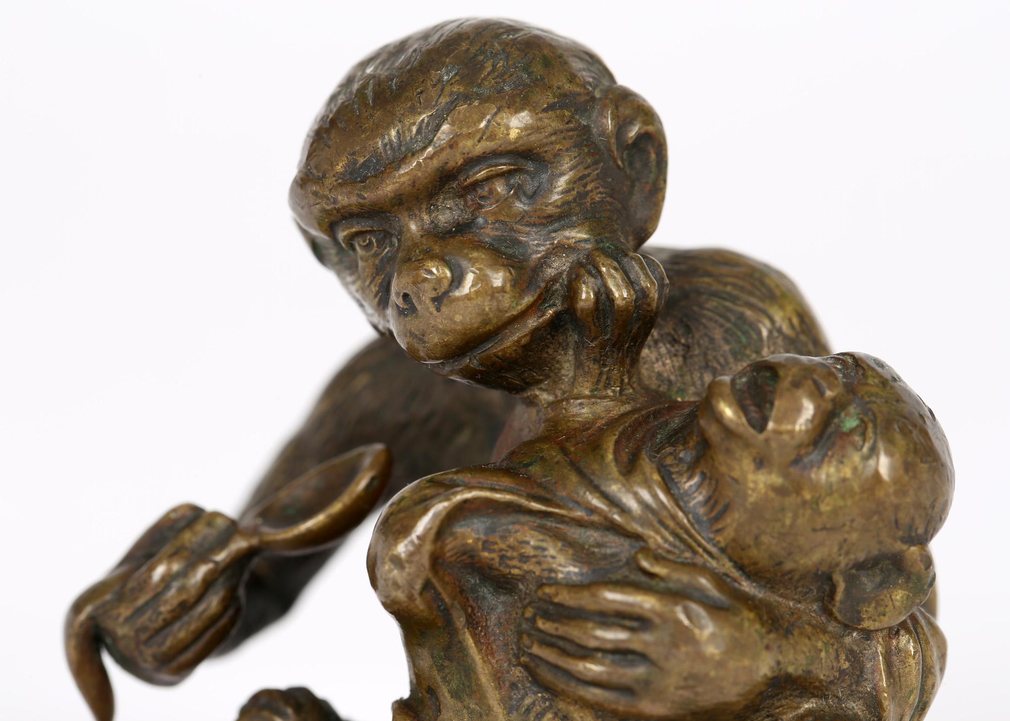 Fait main Sculpture autrichienne inhabituelle en bronze d'un singe nourrissant un bébé, fantaisie en vente