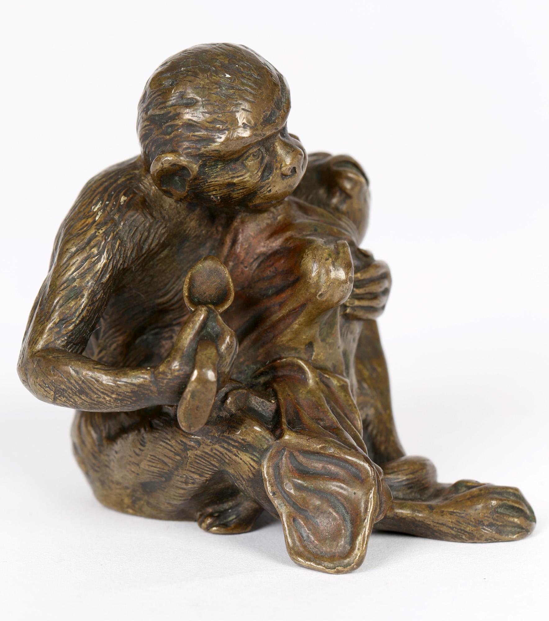 Inizio XX secolo Insolita scultura austriaca in bronzo di scimmia che nutre il bambino in vendita