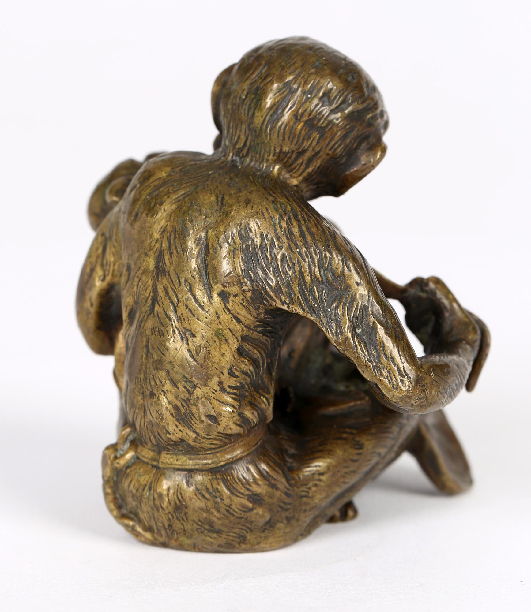 Début du 20ème siècle Sculpture autrichienne inhabituelle en bronze d'un singe nourrissant un bébé, fantaisie en vente