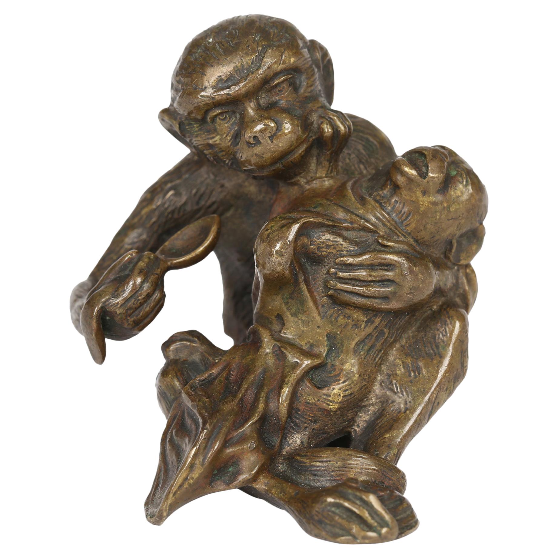 Sculpture autrichienne inhabituelle en bronze d'un singe nourrissant un bébé, fantaisie