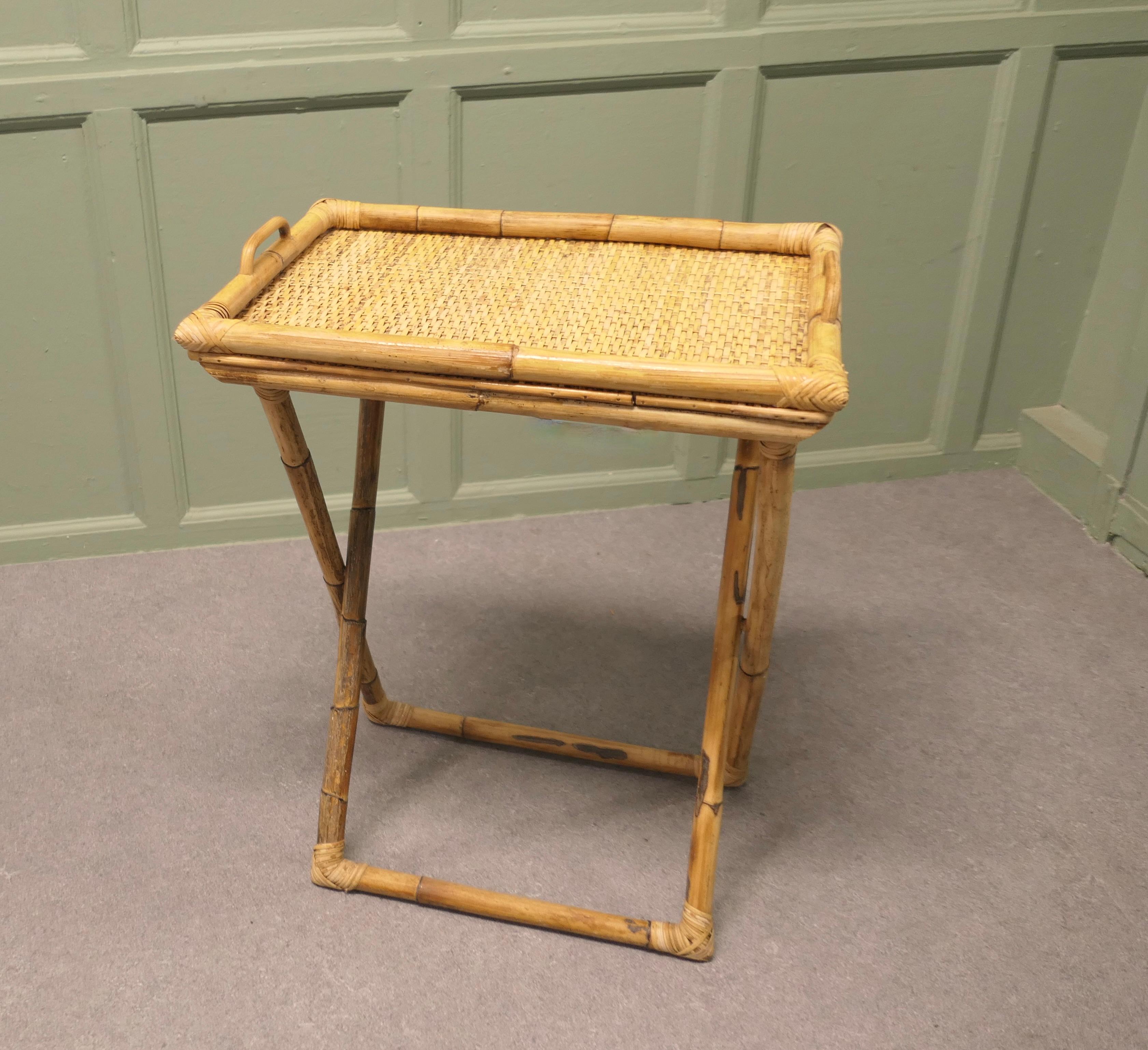 Mid-Century Modern Plateau de maître d'hôtel en bambou insolite Une pièce décorative et très utile en vente