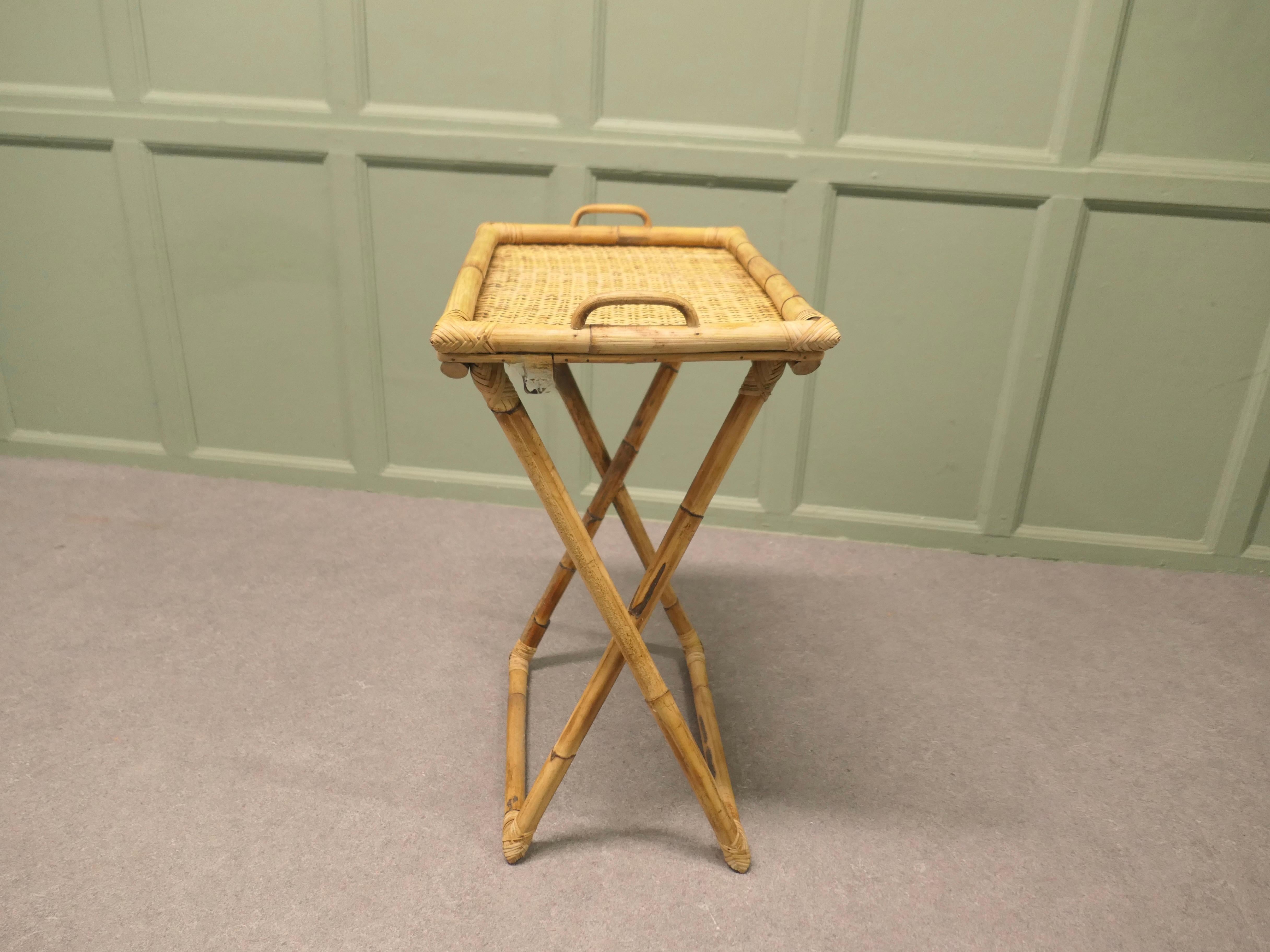 Plateau de maître d'hôtel en bambou insolite Une pièce décorative et très utile Bon état - En vente à Godshill, Isle of Wight