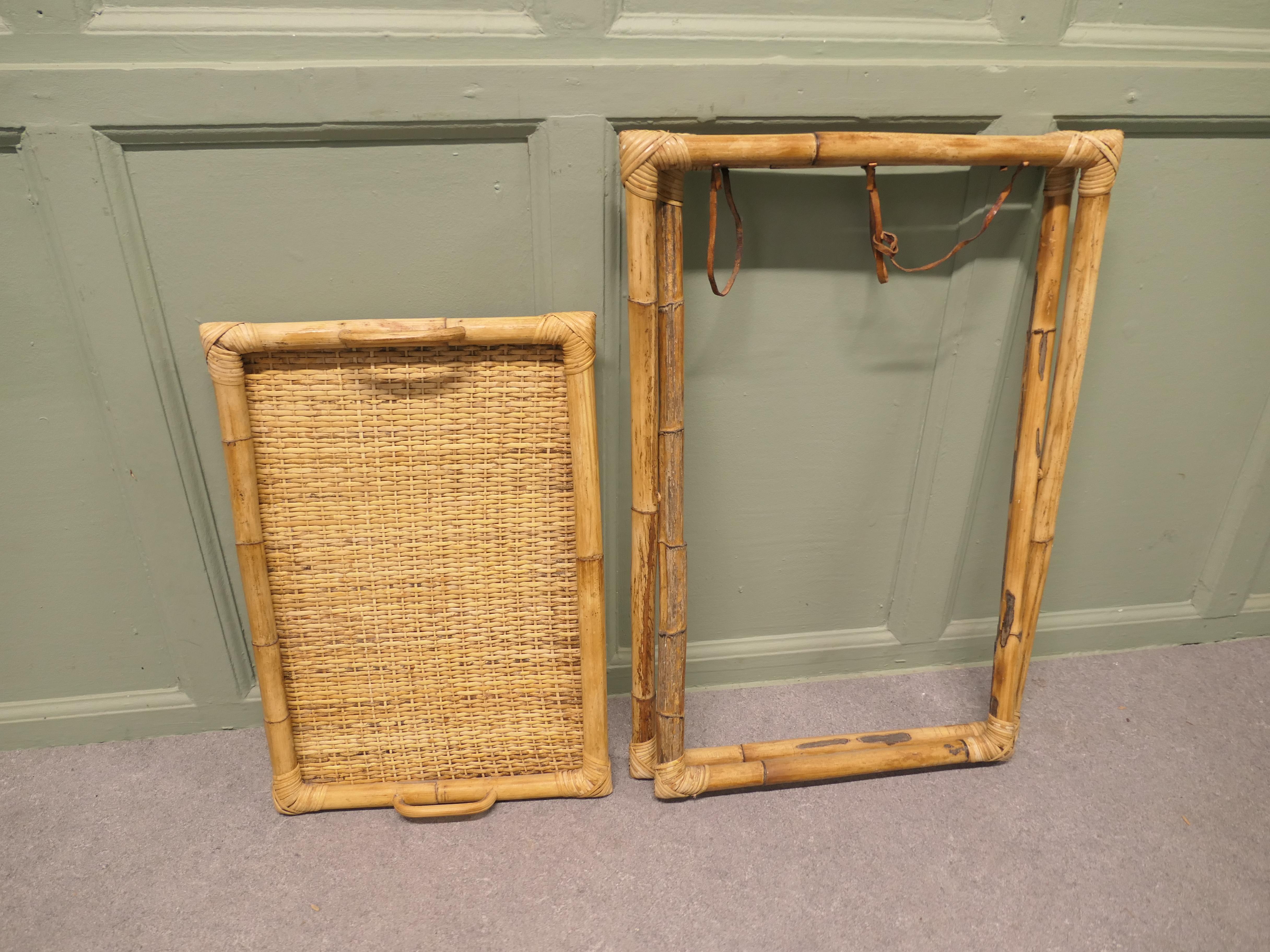 Milieu du XXe siècle Plateau de maître d'hôtel en bambou insolite Une pièce décorative et très utile en vente