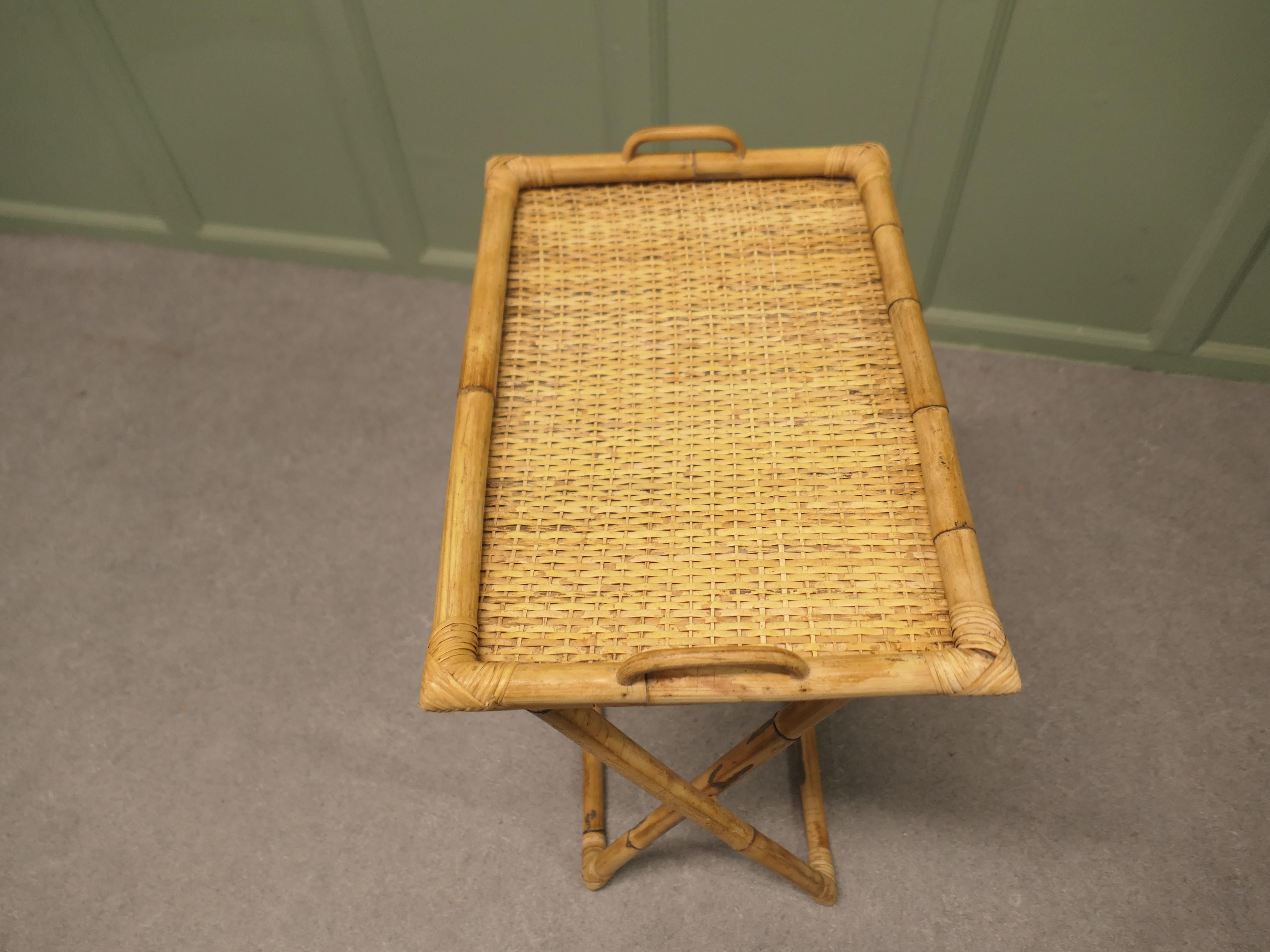 Plateau de maître d'hôtel en bambou insolite Une pièce décorative et très utile en vente 1