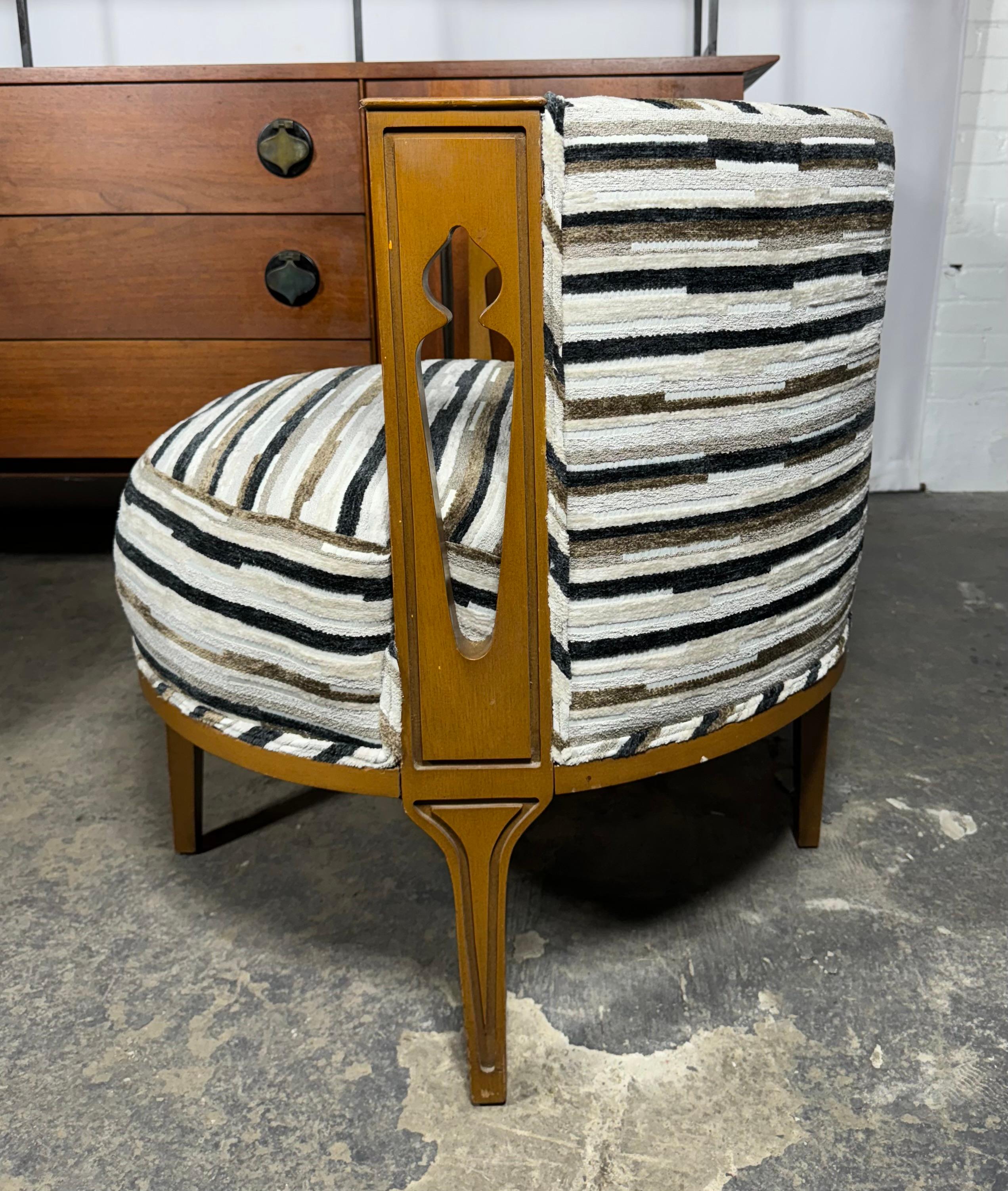 Chaises longues inhabituelles à dossier baril, influence mORRocan, attribuée à Adrian Pearsall en vente 6