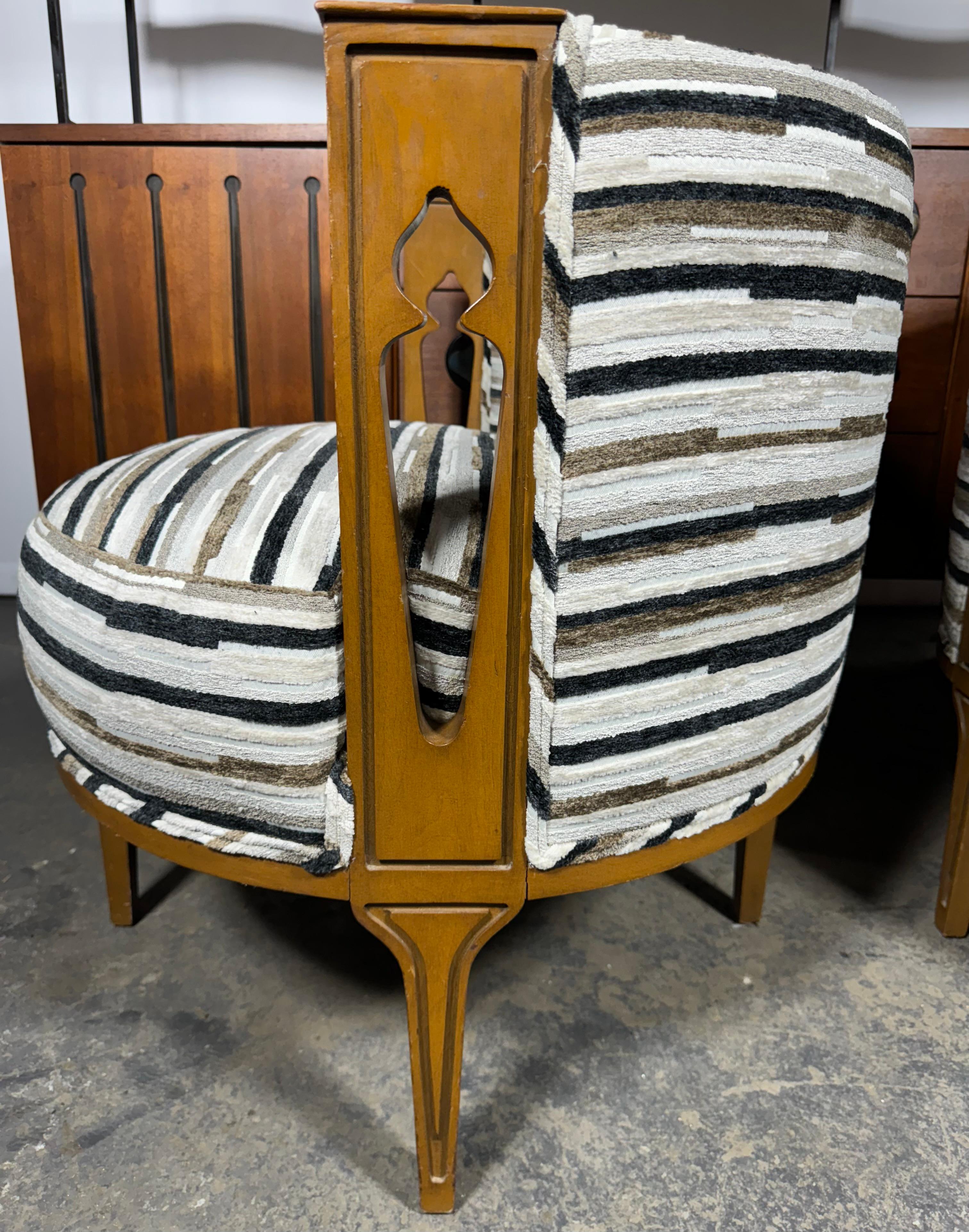 Mid-Century Modern Chaises longues inhabituelles à dossier baril, influence mORRocan, attribuée à Adrian Pearsall en vente