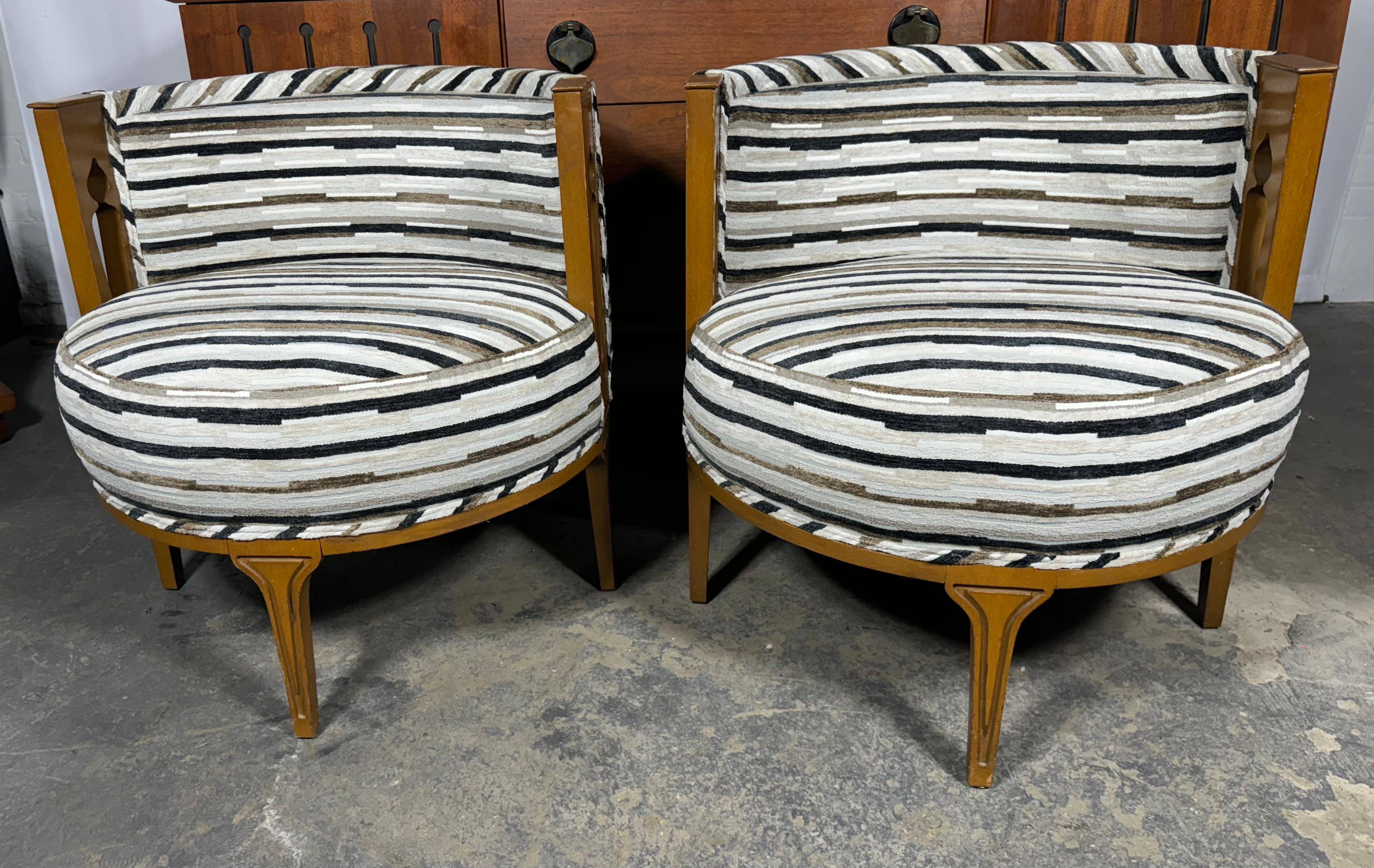 Tissu Chaises longues inhabituelles à dossier baril, influence mORRocan, attribuée à Adrian Pearsall en vente