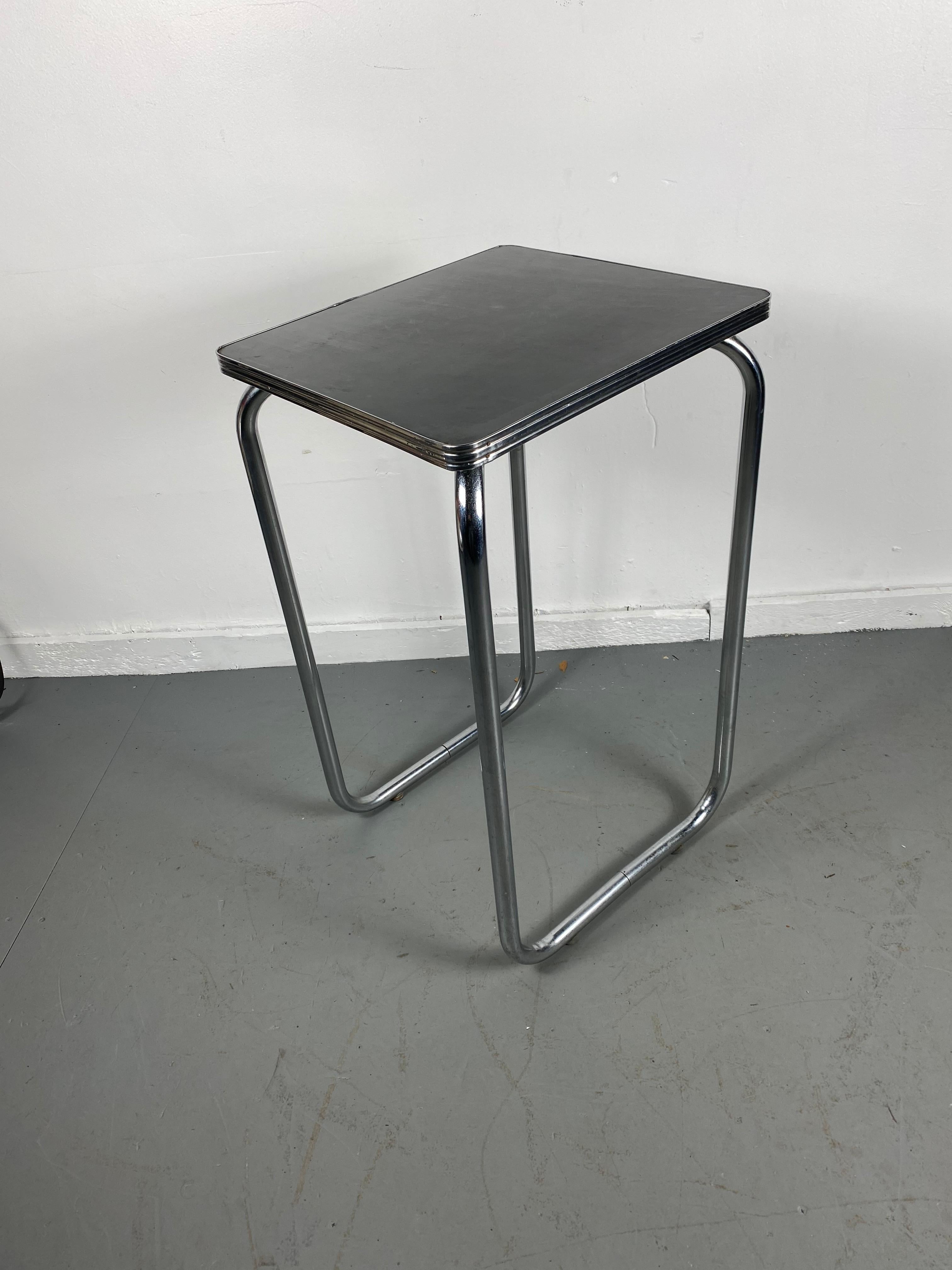 Ungewöhnlicher Tisch / Stand im Bauhaus-Stil in Schwarz und Chromrohr / Wolfgang Hoffmann (Mitte des 20. Jahrhunderts) im Angebot