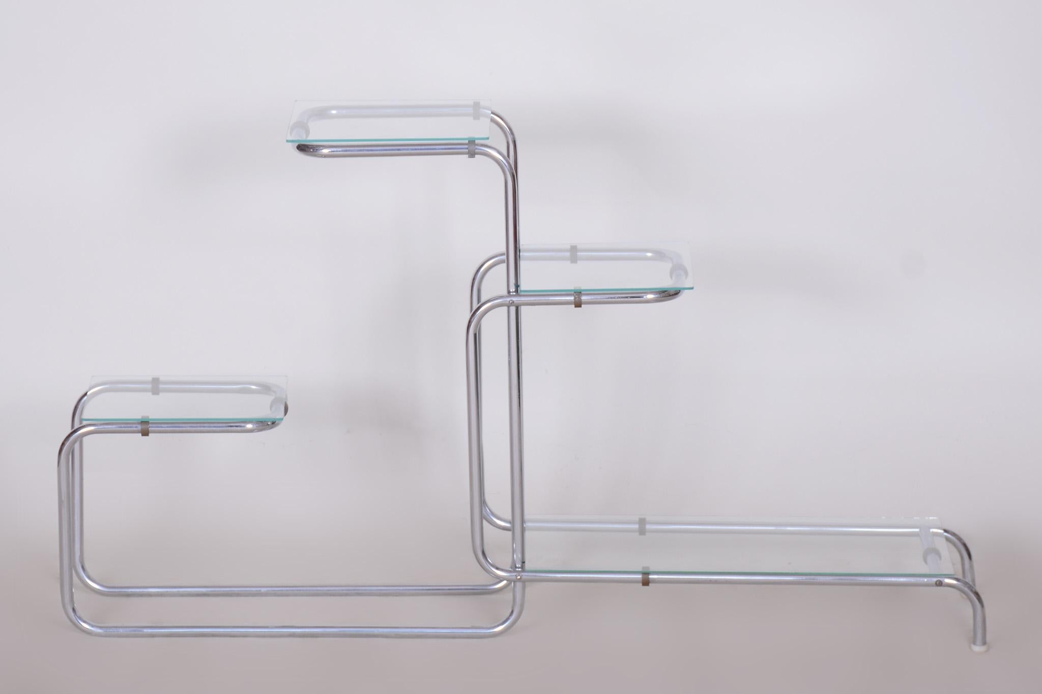 Unusual Bauhaus style chrome Étagère, flower stand

This étagère, flower stand, with a frame of bent steel tubes and clear glass.

Period: 1930-1939
Source: Czechia
Material: chrome-plated steel, clear glass

Perfect original condition.