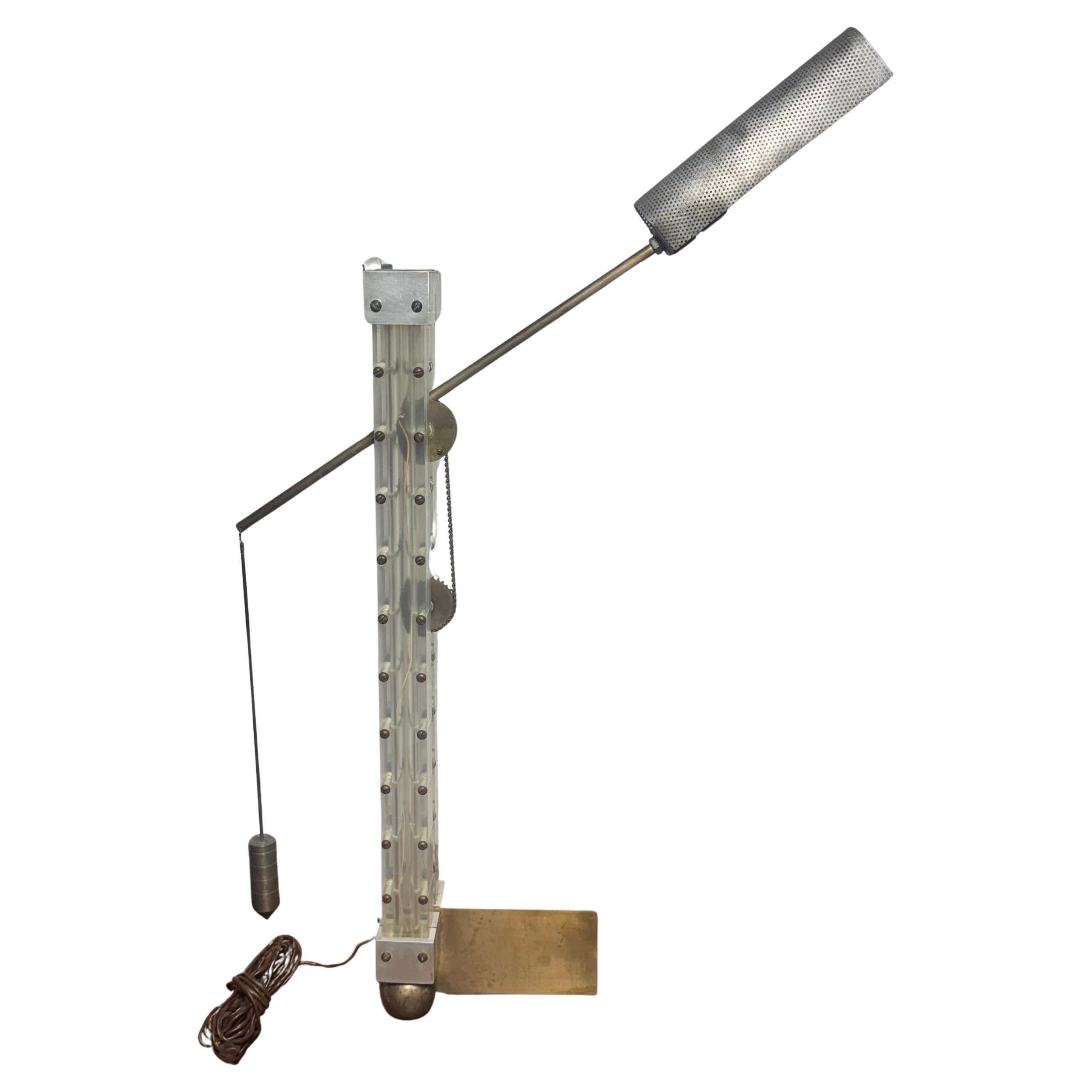 Insolita lampada da scrivania cinetica su misura in lucite/ottone/acciaio di tipo architettonico/industriale in vendita