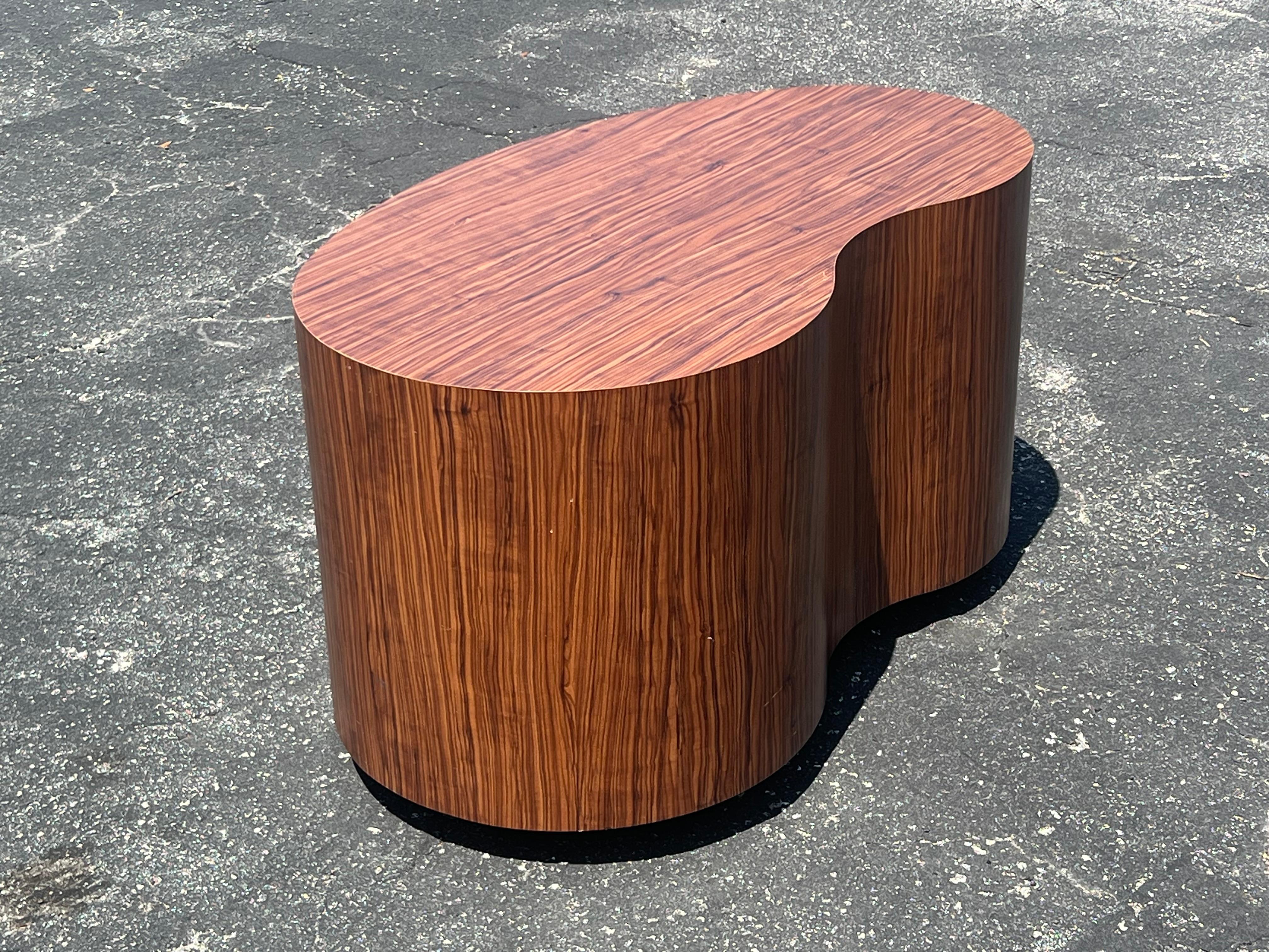 Ein sehr ungewöhnlicher Couchtisch in Form einer Nierenbohne. Sehr gut gemacht, ca. 1980er Jahre, schwere Konstruktion. Formica mit Holzmaserung, ähnlich den Entwürfen von Richard Artschwager.