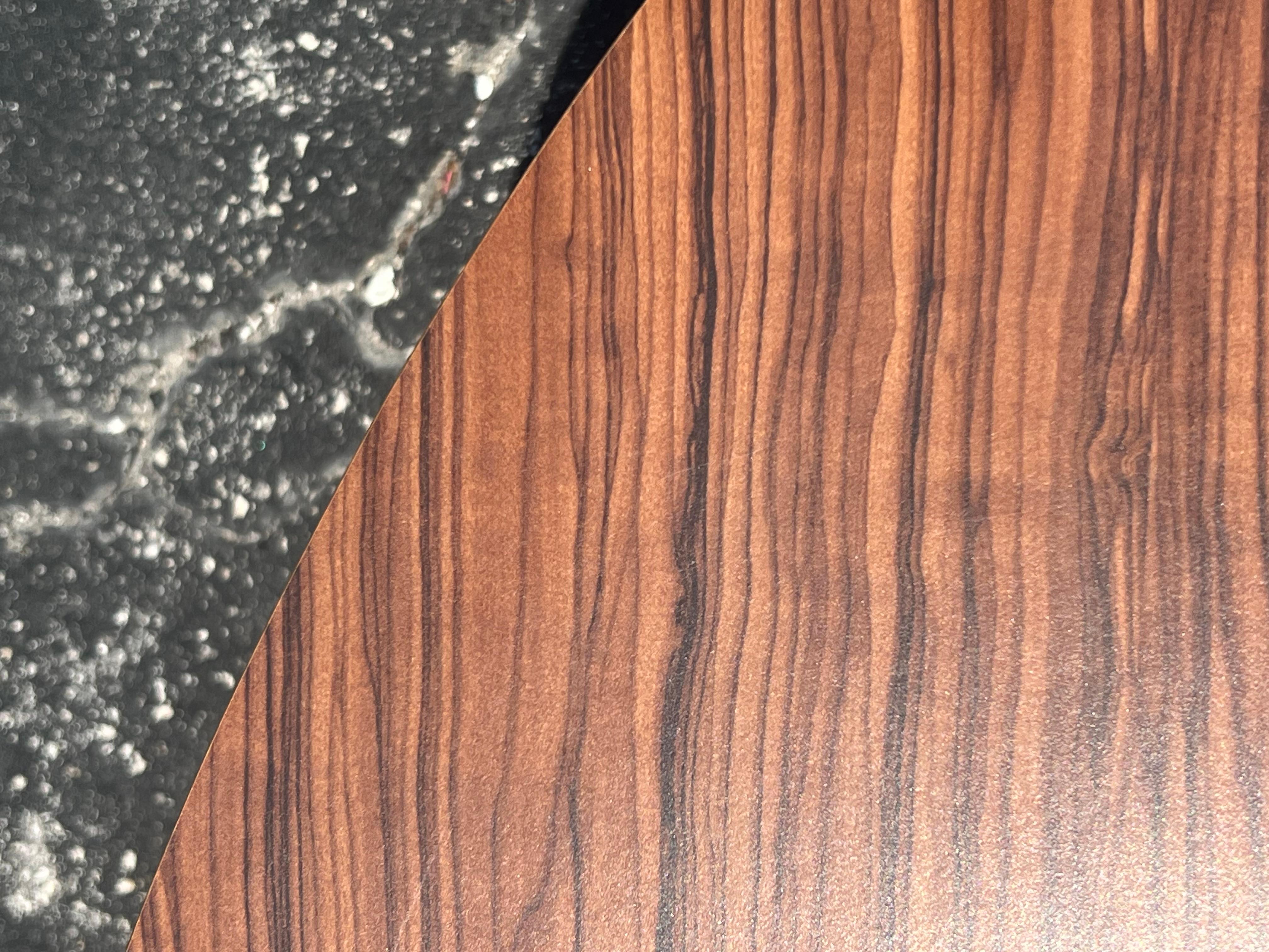 Ungewöhnlicher biomorpher Couchtisch mit Wood Grain Formica aus den 1980er Jahren (Moderne der Mitte des Jahrhunderts) im Angebot