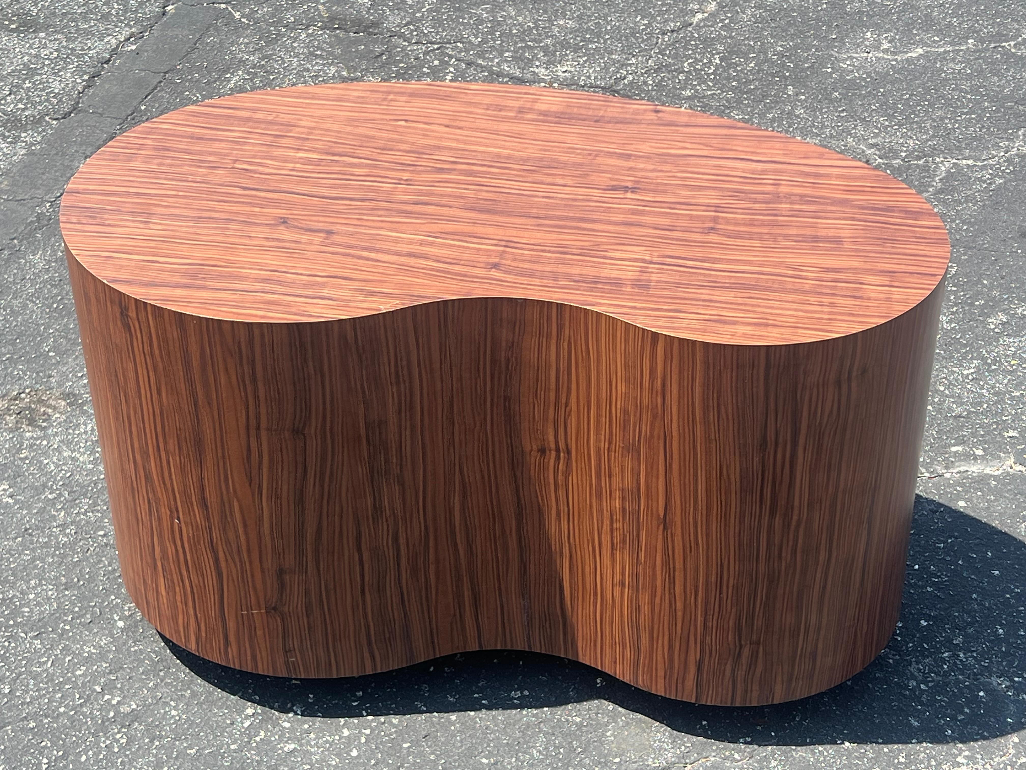 Ungewöhnlicher biomorpher Couchtisch mit Wood Grain Formica aus den 1980er Jahren (amerikanisch) im Angebot