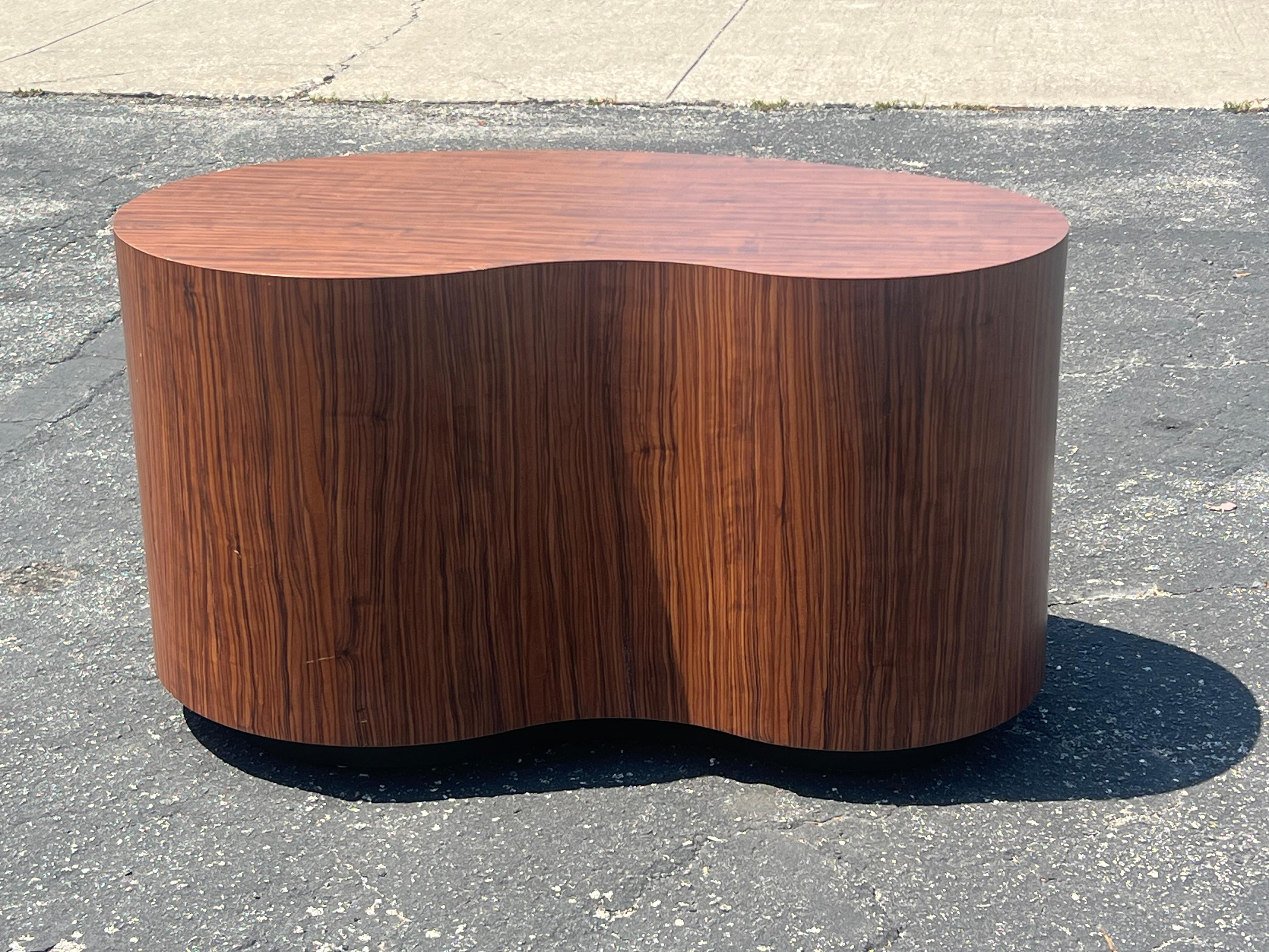 Ungewöhnlicher biomorpher Couchtisch mit Wood Grain Formica aus den 1980er Jahren im Zustand „Gut“ im Angebot in St.Petersburg, FL