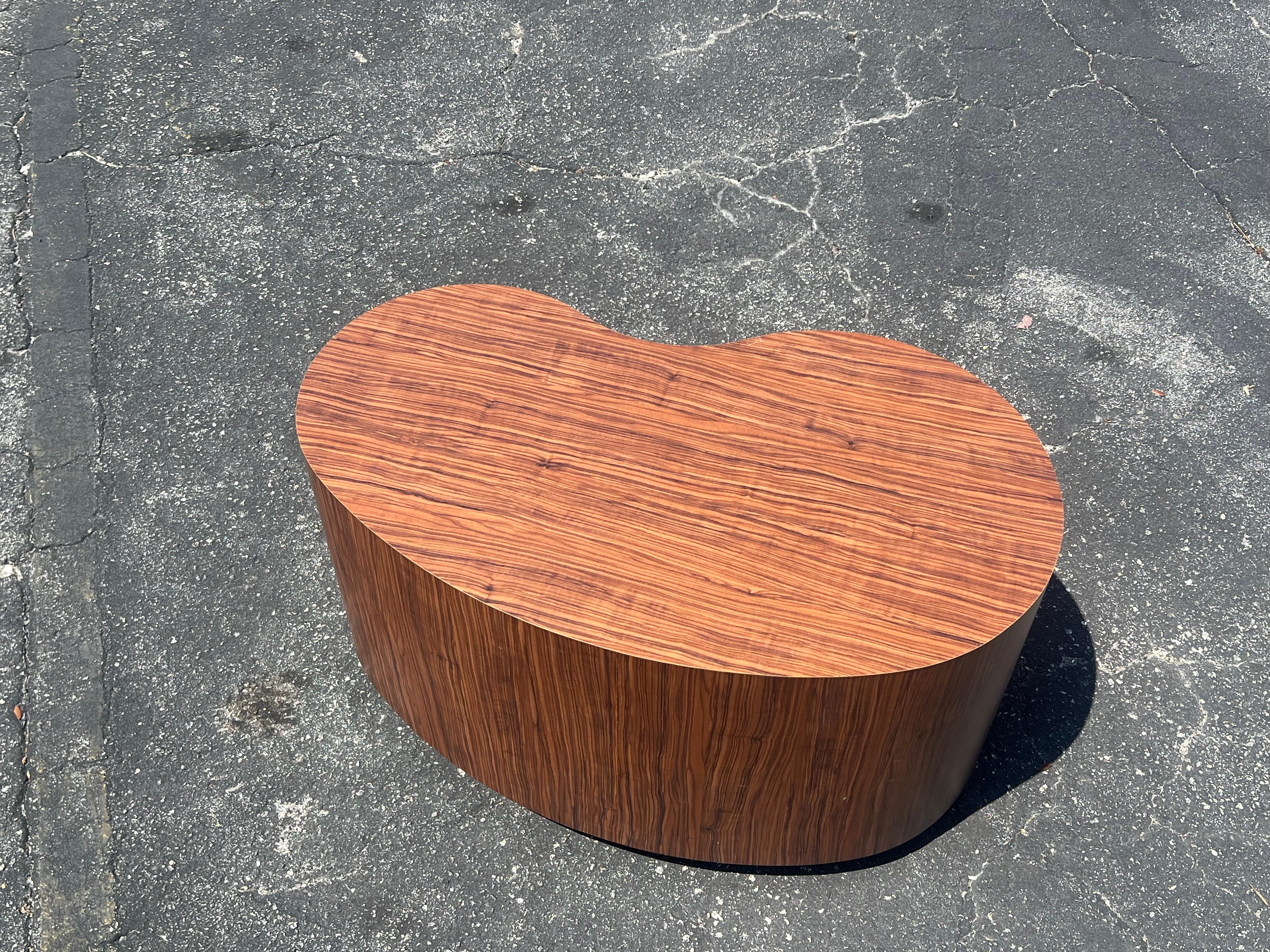 Ungewöhnlicher biomorpher Couchtisch mit Wood Grain Formica aus den 1980er Jahren (Ende des 20. Jahrhunderts) im Angebot