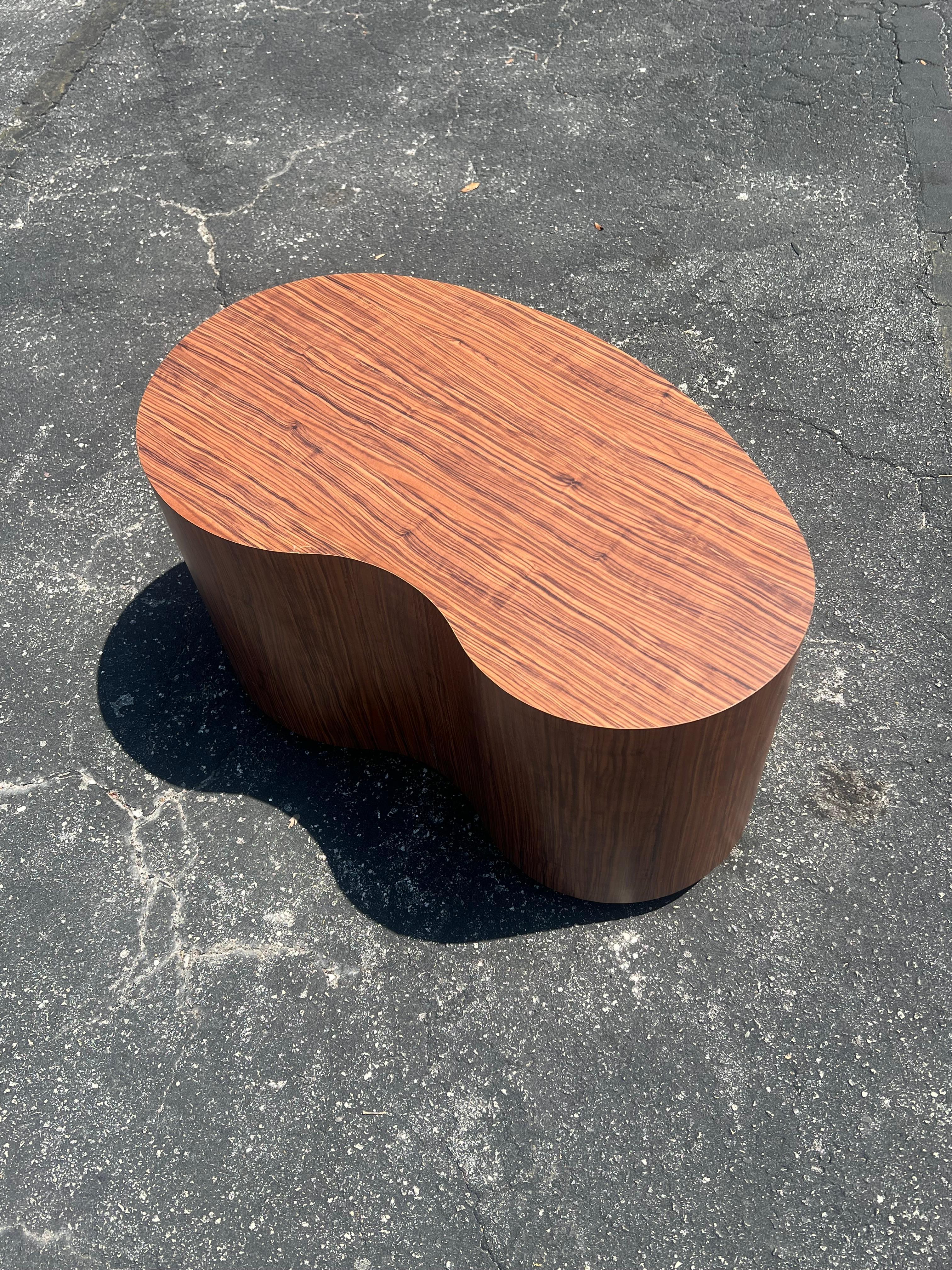 Ungewöhnlicher biomorpher Couchtisch mit Wood Grain Formica aus den 1980er Jahren im Angebot 1