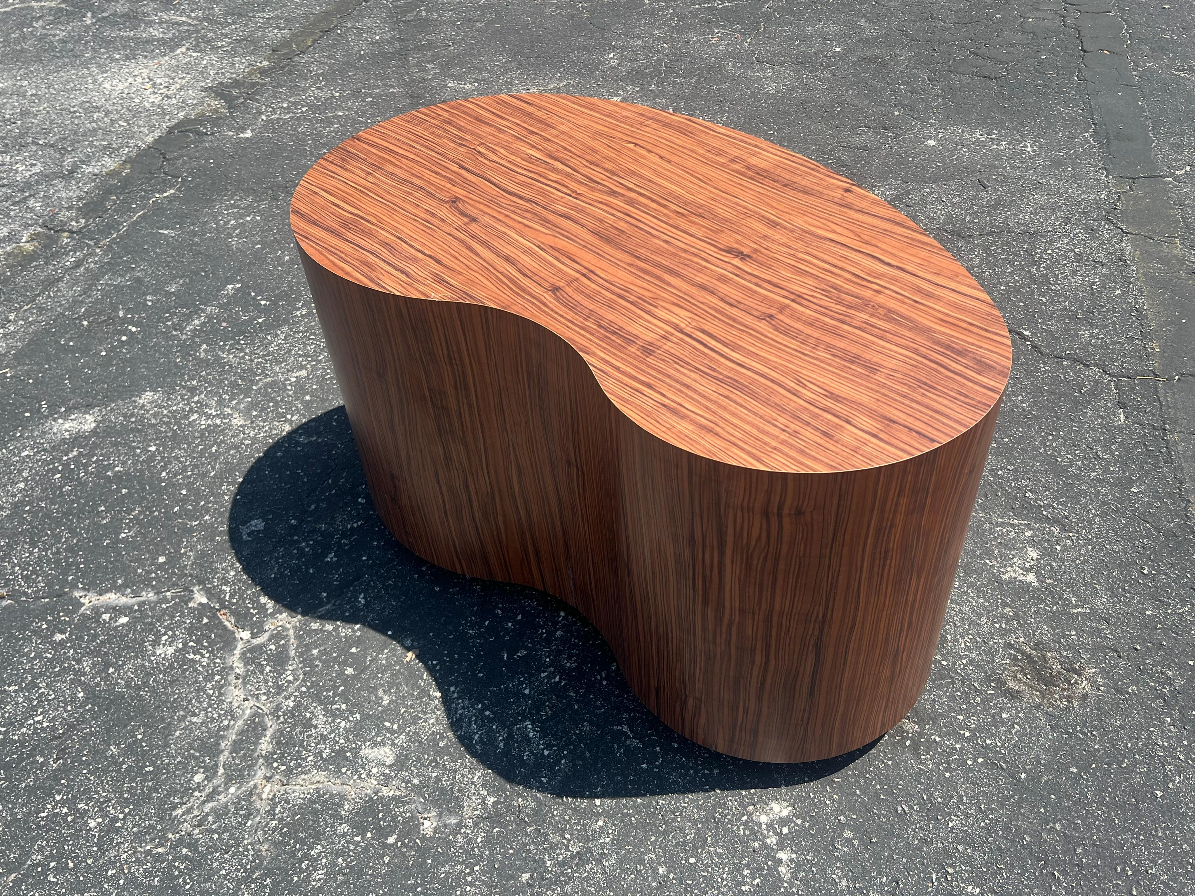 Ungewöhnlicher biomorpher Couchtisch mit Wood Grain Formica aus den 1980er Jahren im Angebot 2