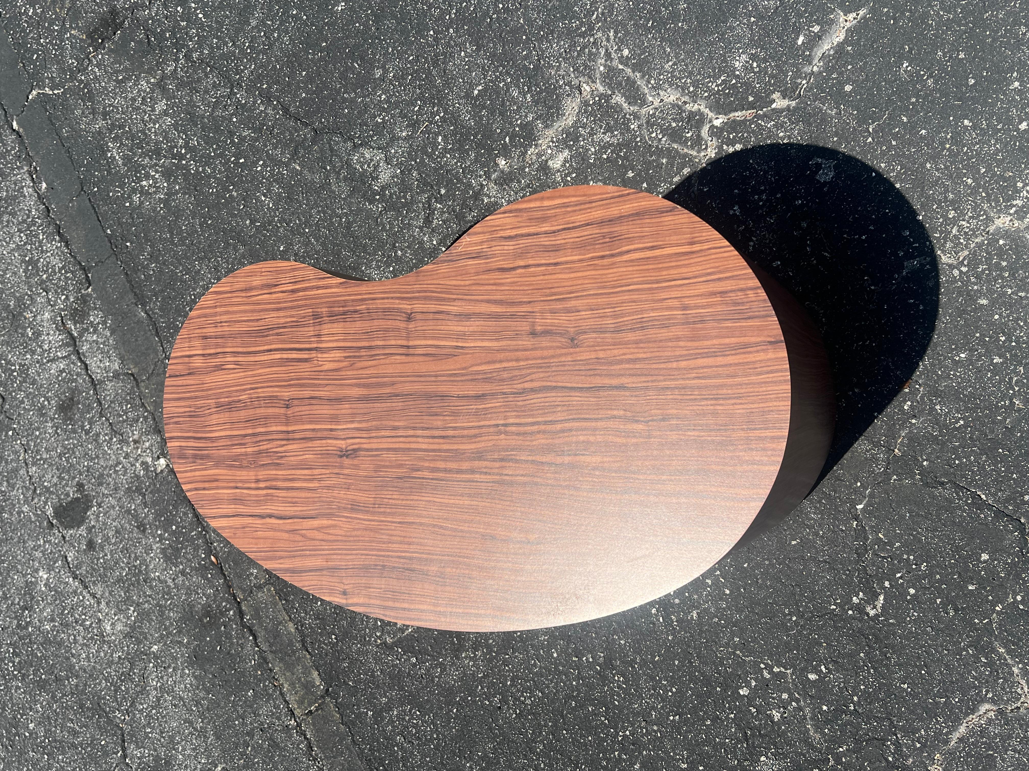 Ungewöhnlicher biomorpher Couchtisch mit Wood Grain Formica aus den 1980er Jahren im Angebot 3
