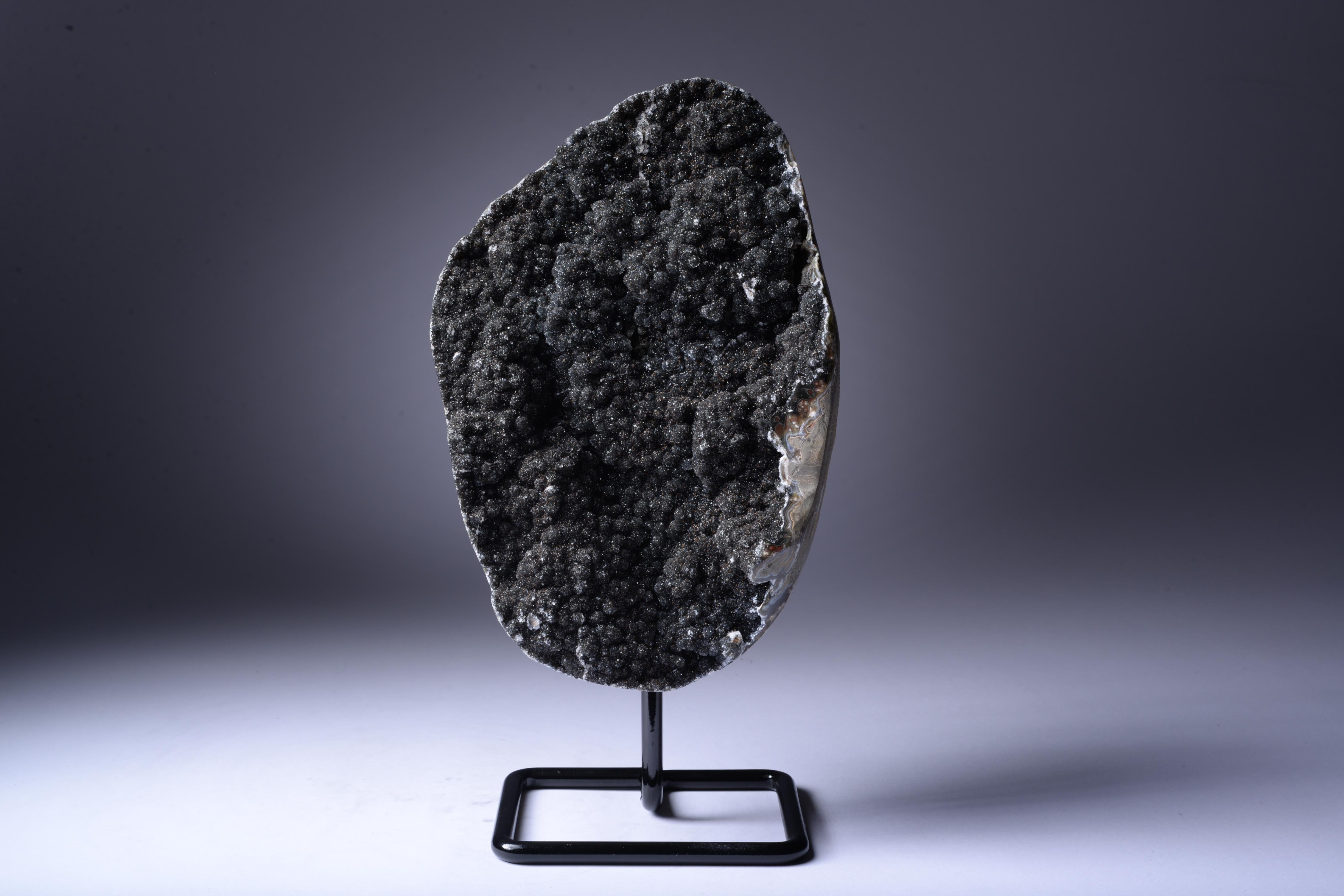 Agate Insolite formation d'améthyste noire druze sur stand en métal en vente