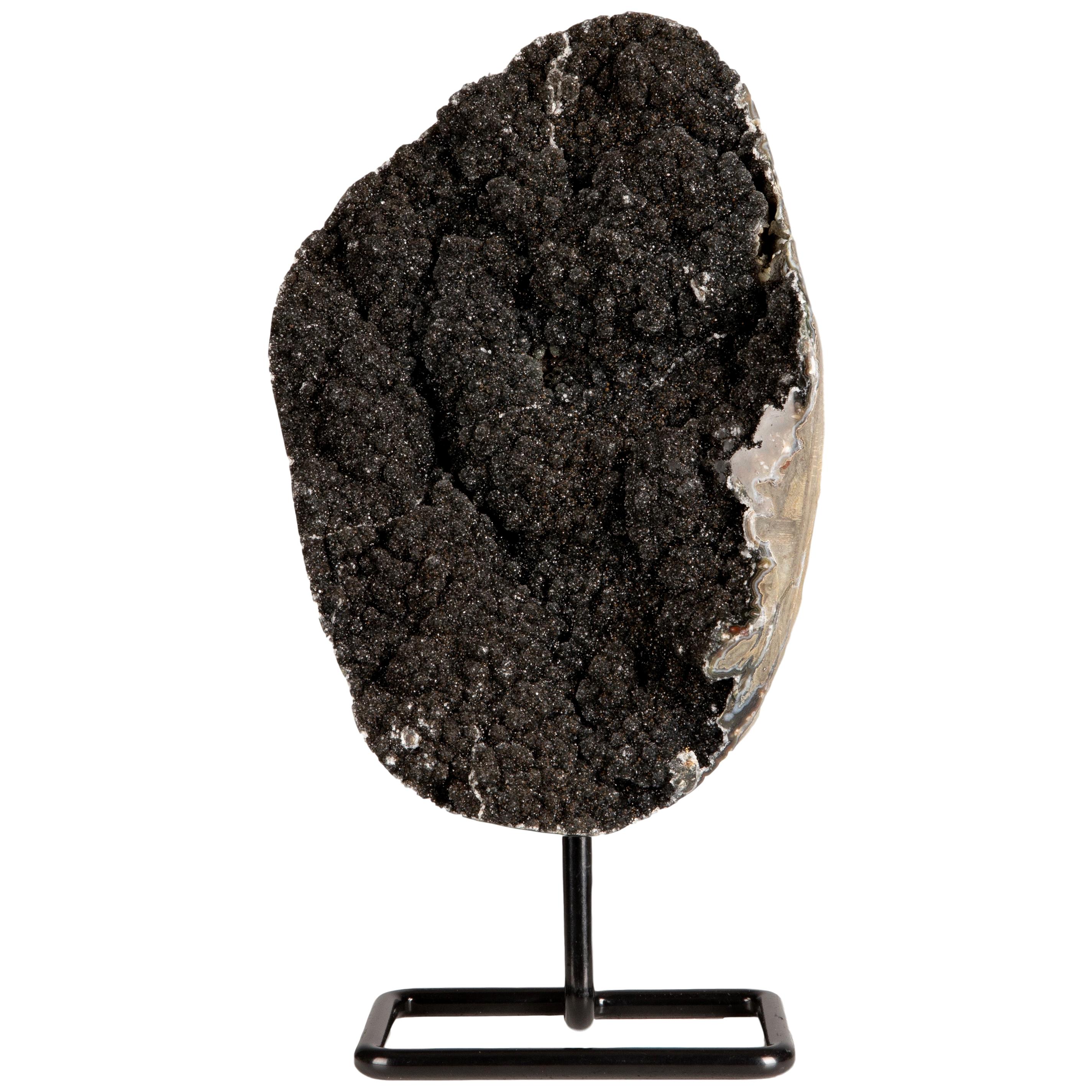 Insolite formation d'améthyste noire druze sur stand en métal en vente
