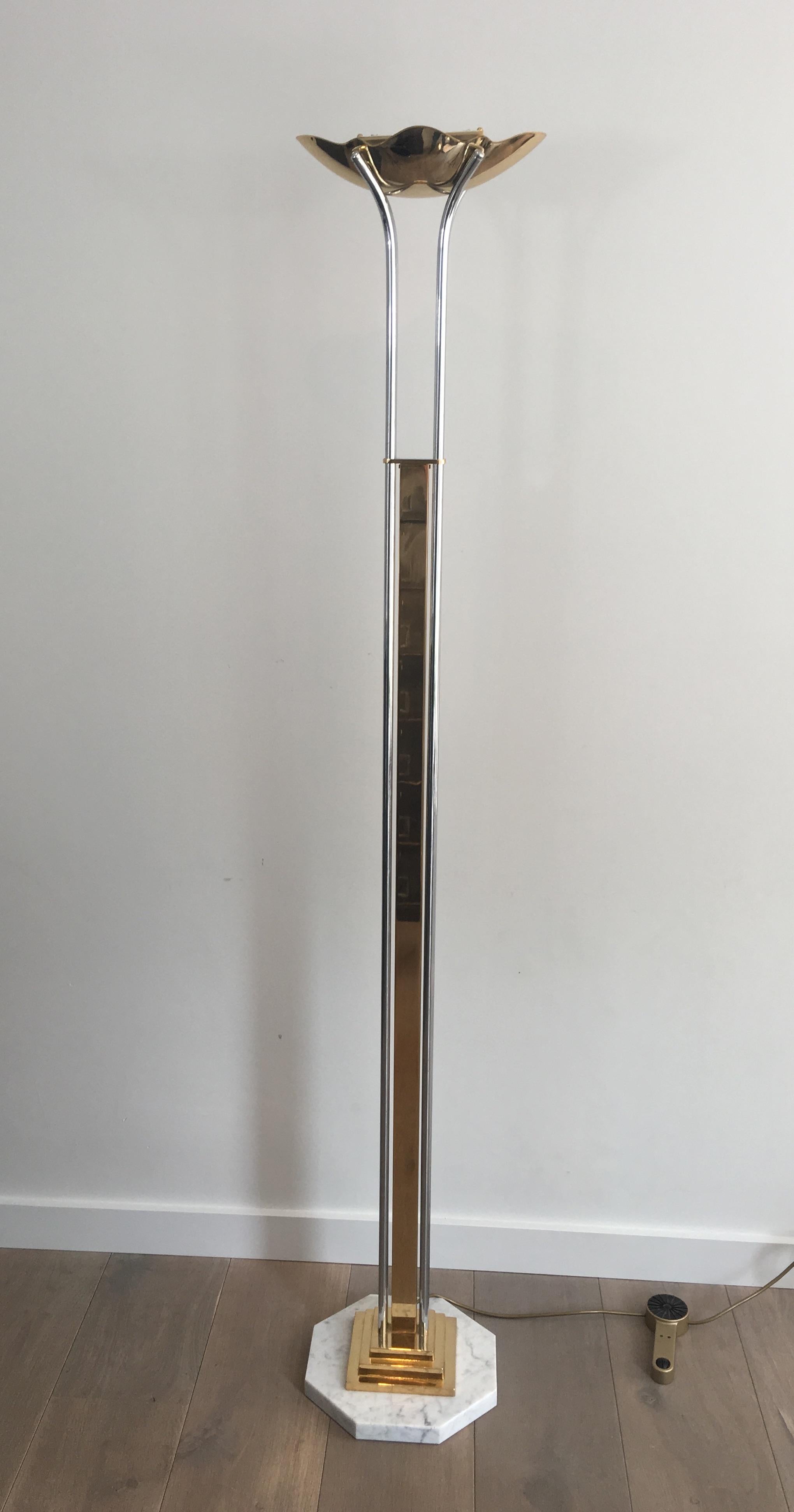 Ce lampadaire insolite et élégant est composé de laiton doré et de chrome sur une base octogonale en marbre. Le sommet ressemble à une fleur ouverte. Cette lampe est française, vers 1970.