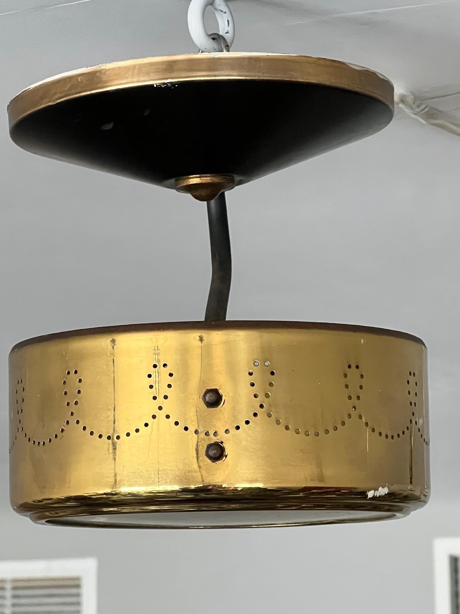 Pendentif en laiton inhabituel de Globe Lighting, vers les années 1950 Bon état - En vente à St.Petersburg, FL