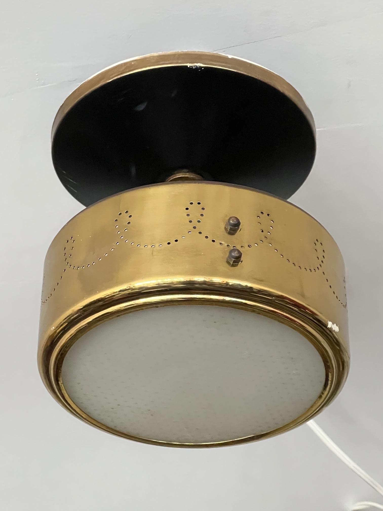 Milieu du XXe siècle Pendentif en laiton inhabituel de Globe Lighting, vers les années 1950 en vente