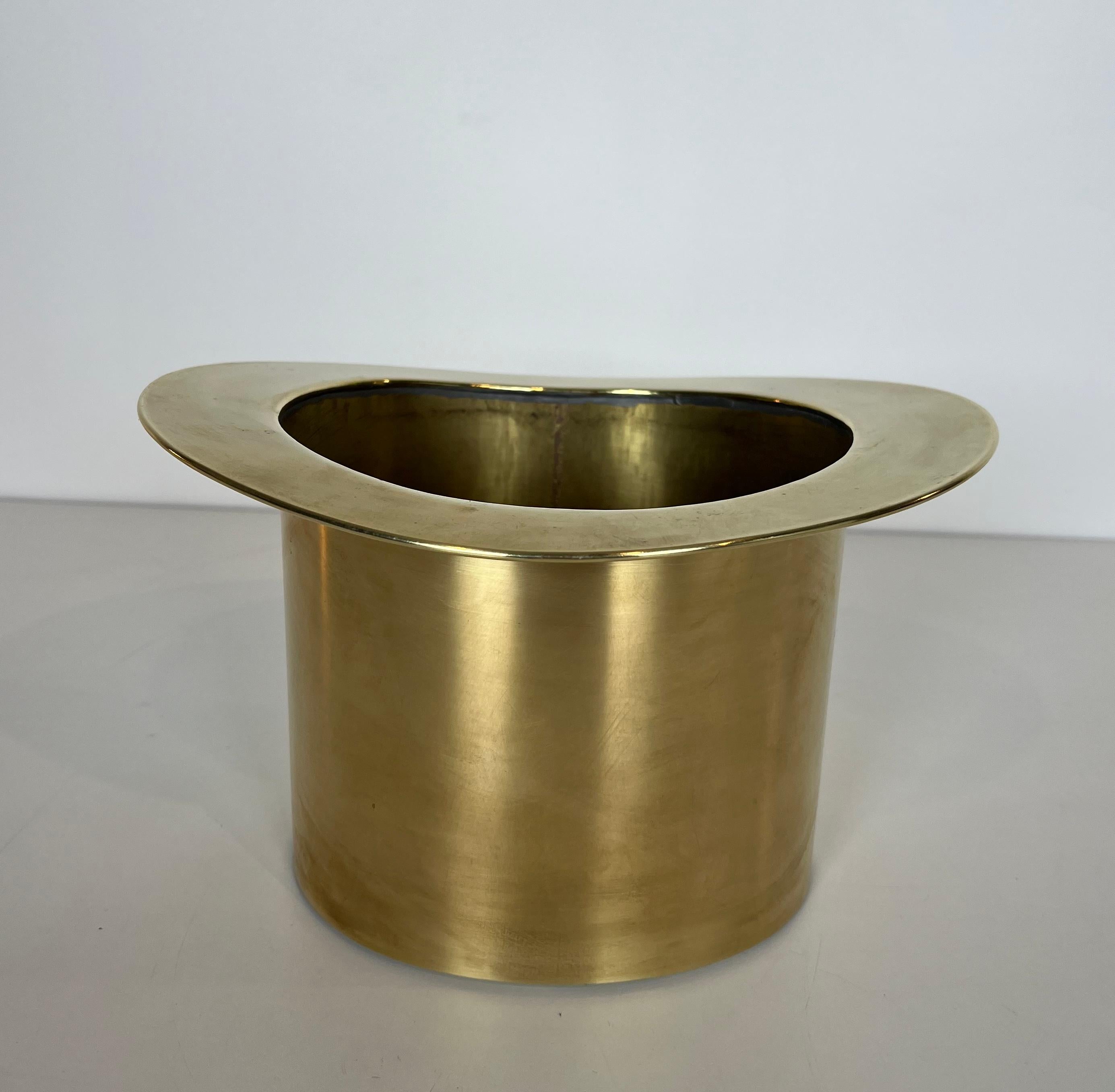 Unusual Brass Top Hat Champagne Bucket In Good Condition For Sale In Marcq-en-Barœul, Hauts-de-France