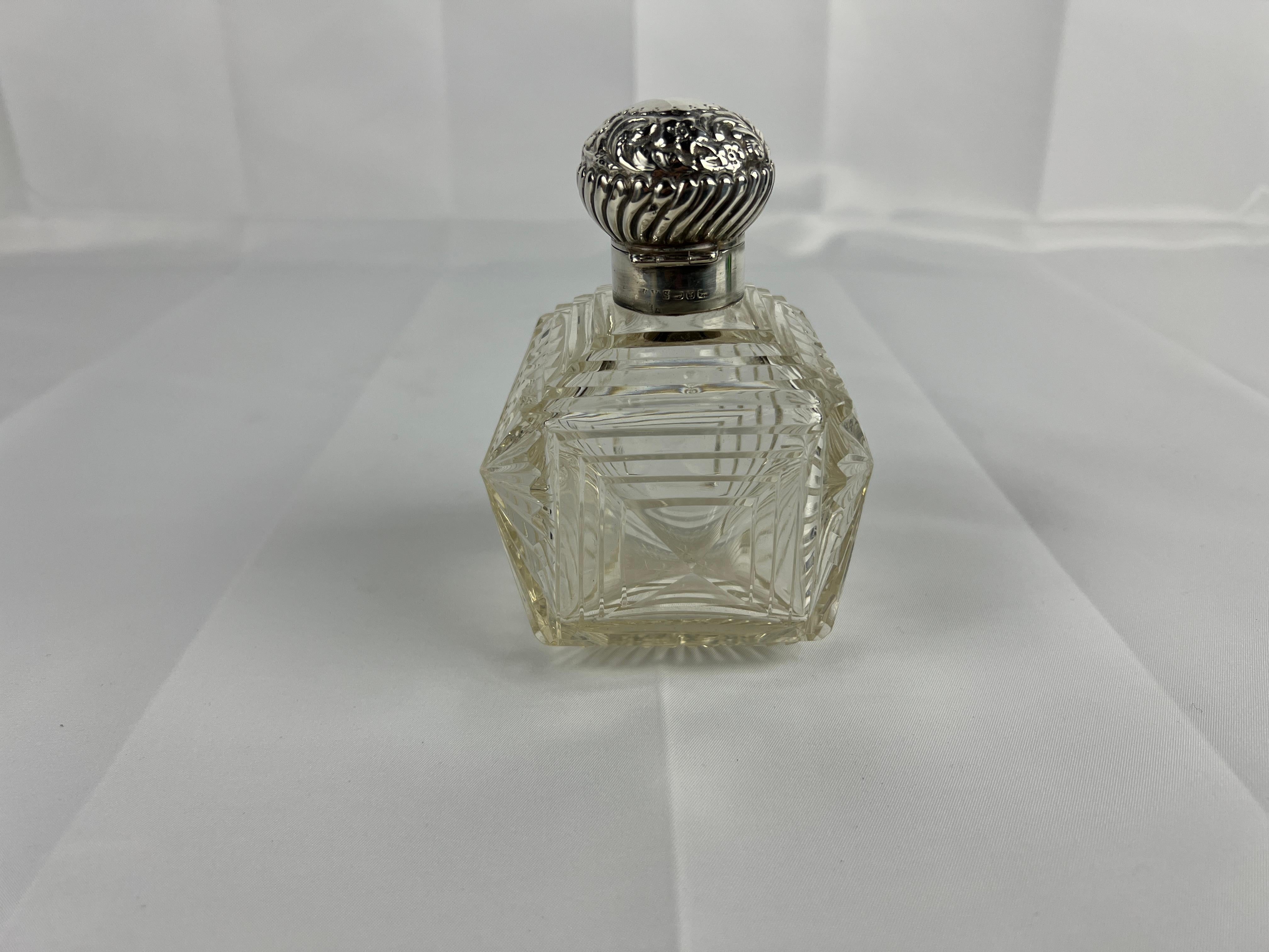 Vittoriano Insolito flacone di profumo britannico in argento sterling e vetro tagliato Repousse in vendita