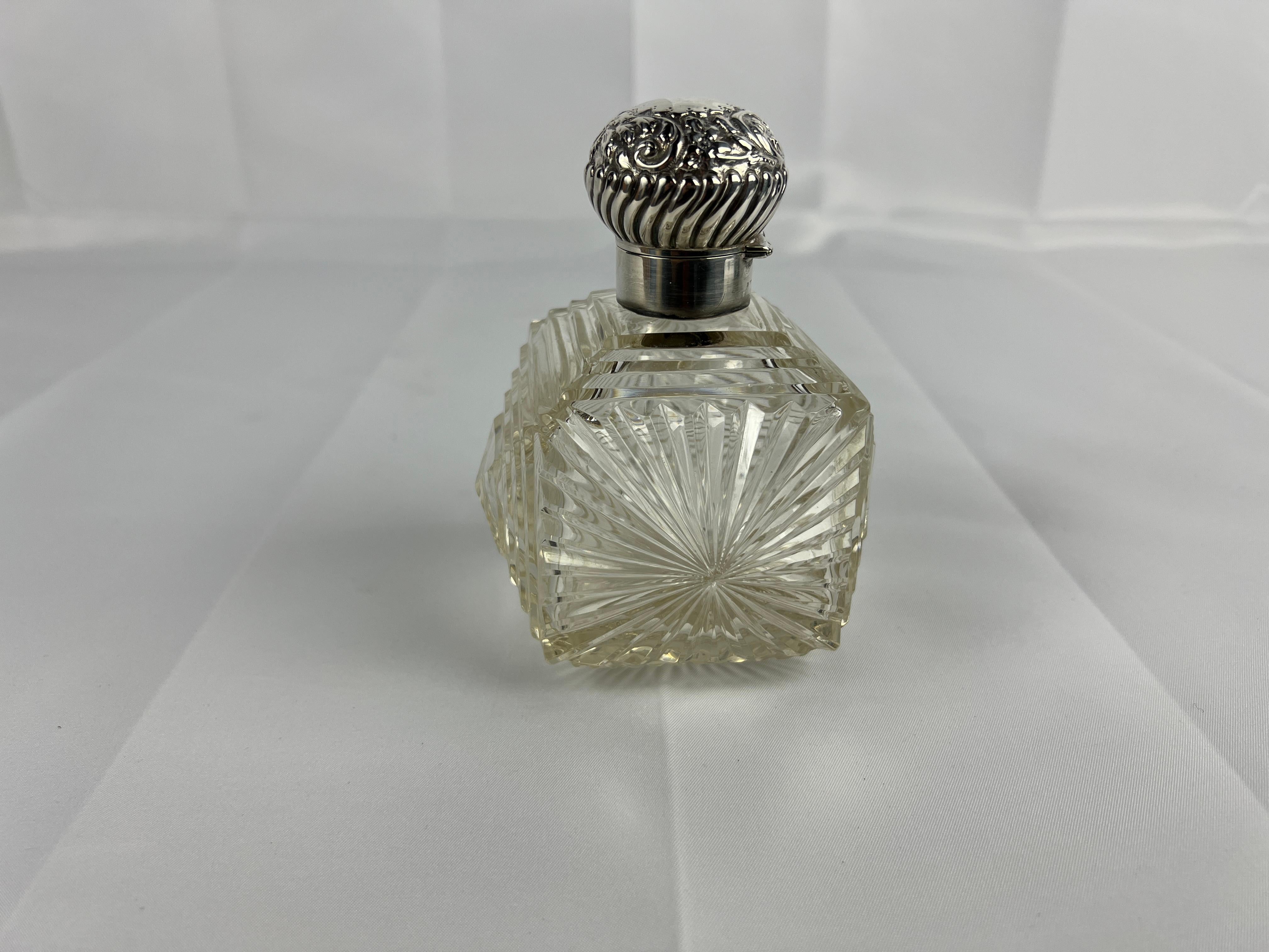 Britannico Insolito flacone di profumo britannico in argento sterling e vetro tagliato Repousse in vendita